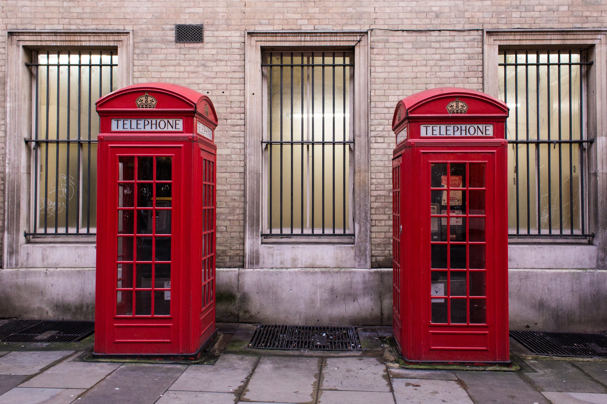 26 de lucruri de văzut și făcut în Londra în 2026 (+ hartă) 47 Două cabine telefonice roșii clasice pe o stradă londoneză