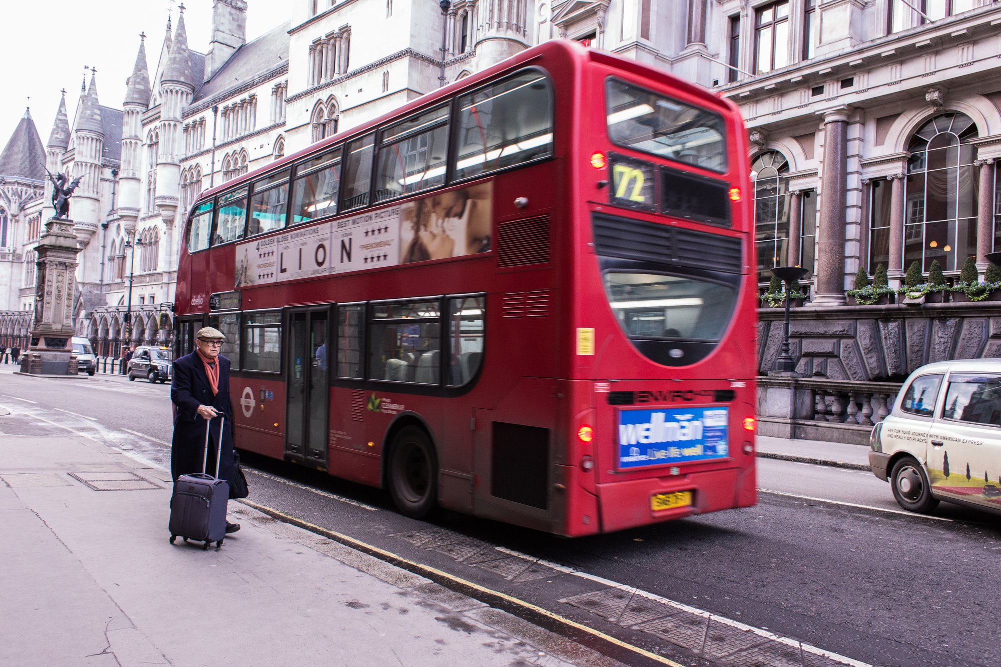 26 de lucruri de văzut și făcut în Londra în 2026 (+ hartă) 2 Autobuz roșu cu etaj pe o stradă din City-ul londonez