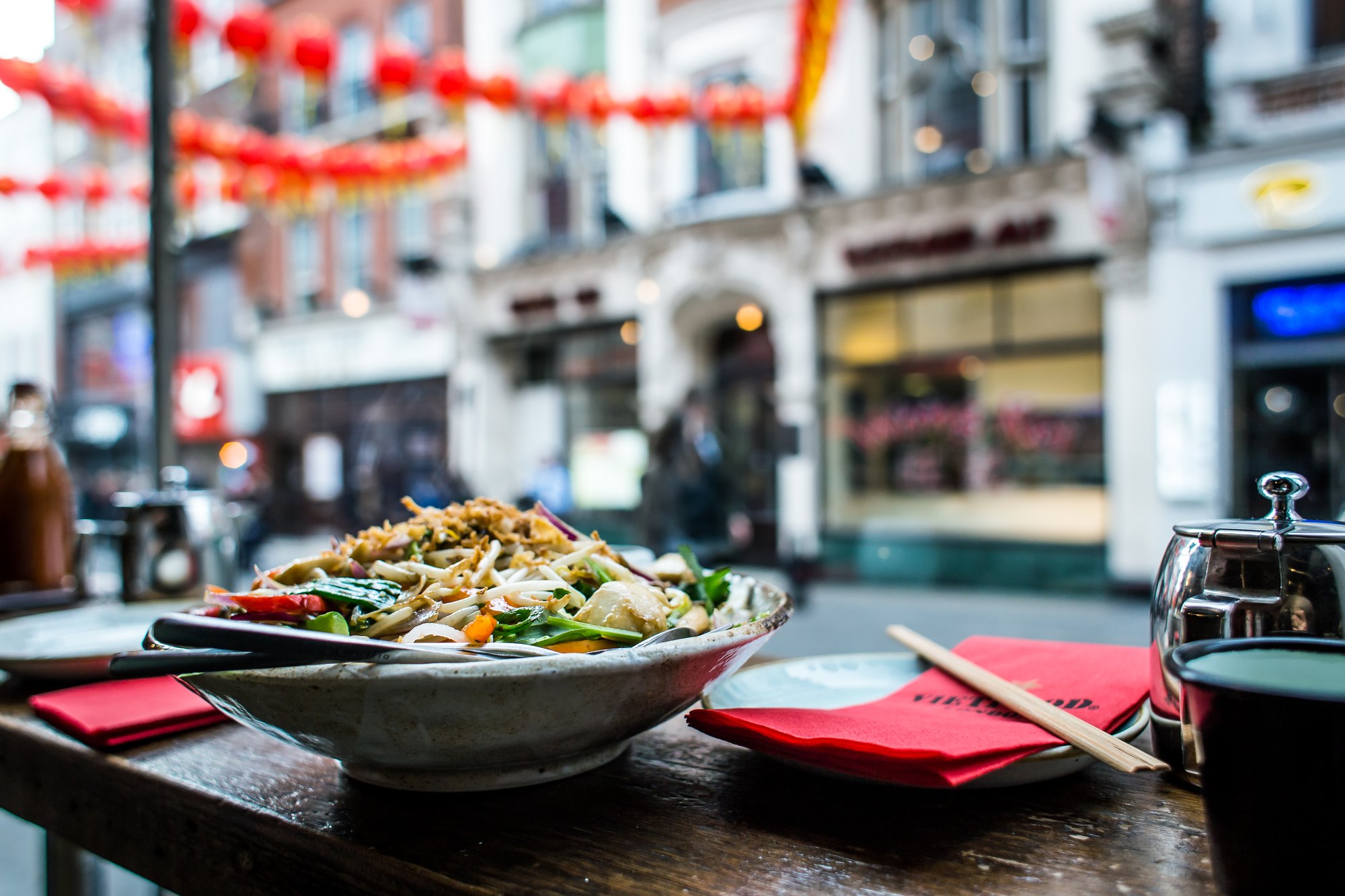 26 de lucruri de văzut și făcut în Londra în 2026 (+ hartă) 45 Bol de tăiței cu legume și tofu în Chinatown-ul londonez
