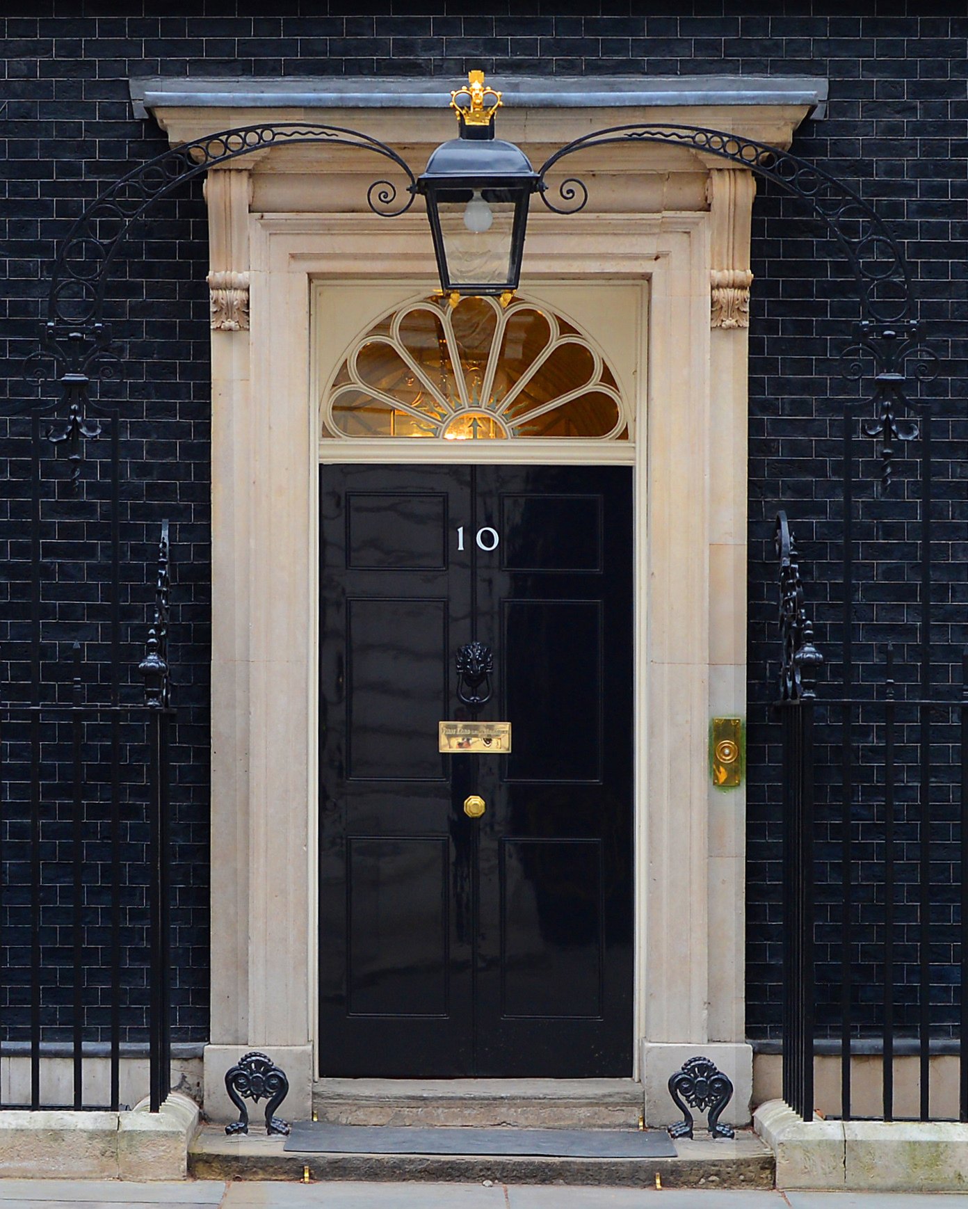 26 de lucruri de văzut și făcut în Londra în 2026 (+ hartă) 13 Ușă neagră cu numărul 10 pe Downing Street