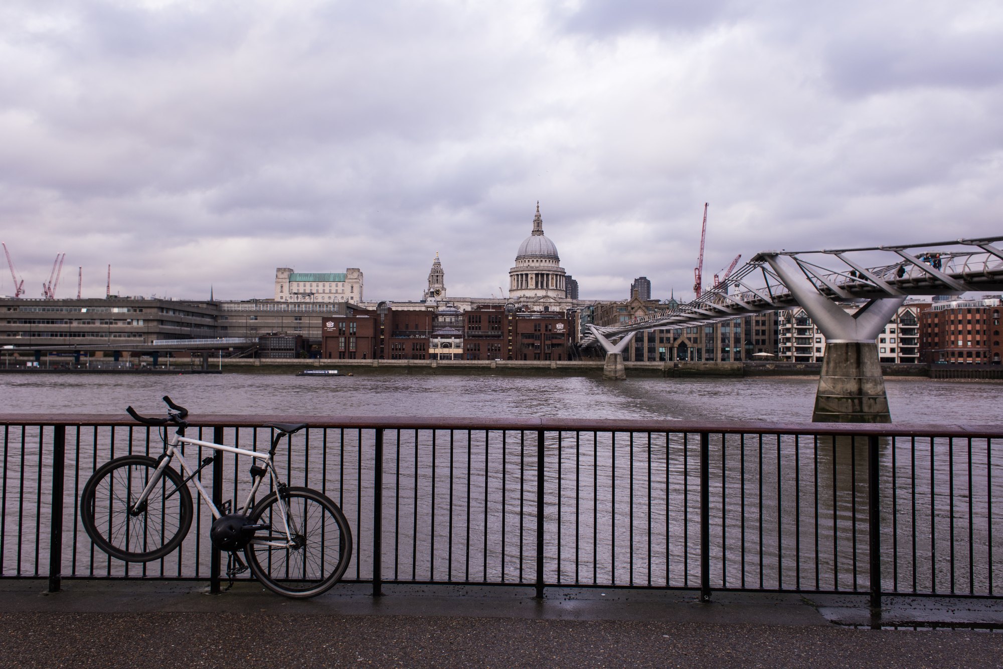 26 de lucruri de văzut și făcut în Londra în 2026 (+ hartă) 37 Millennium Bridge și Catedrala Sf. Paul peste Tamisa