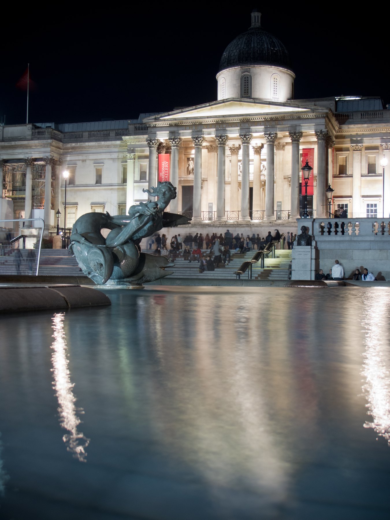 26 de lucruri de văzut și făcut în Londra în 2026 (+ hartă) 27 National Gallery și fântâna din Trafalgar Square în amurg