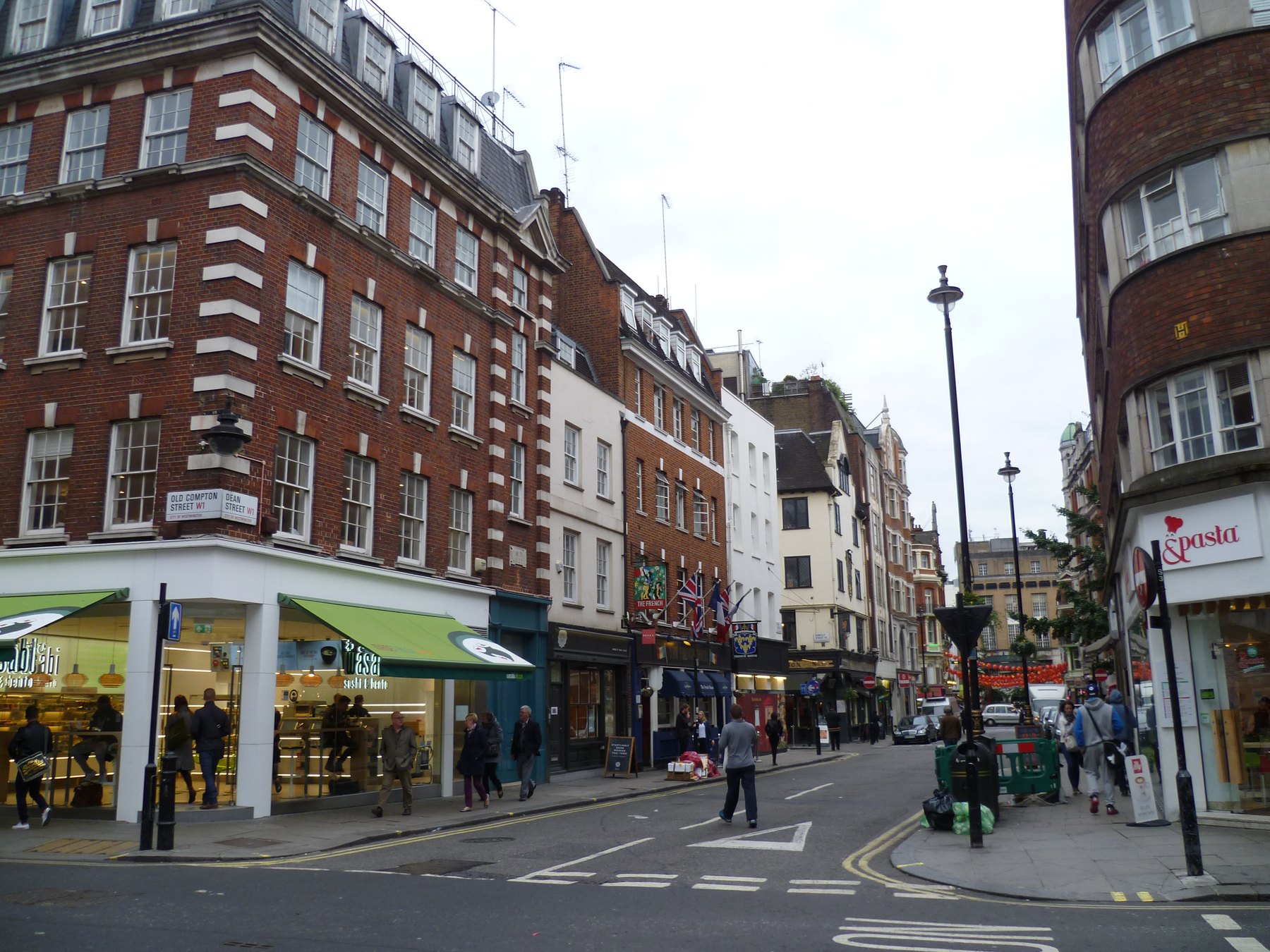 26 de lucruri de văzut și făcut în Londra în 2026 (+ hartă) 21 Strada Old Compton Street din cartierul Soho al Londrei