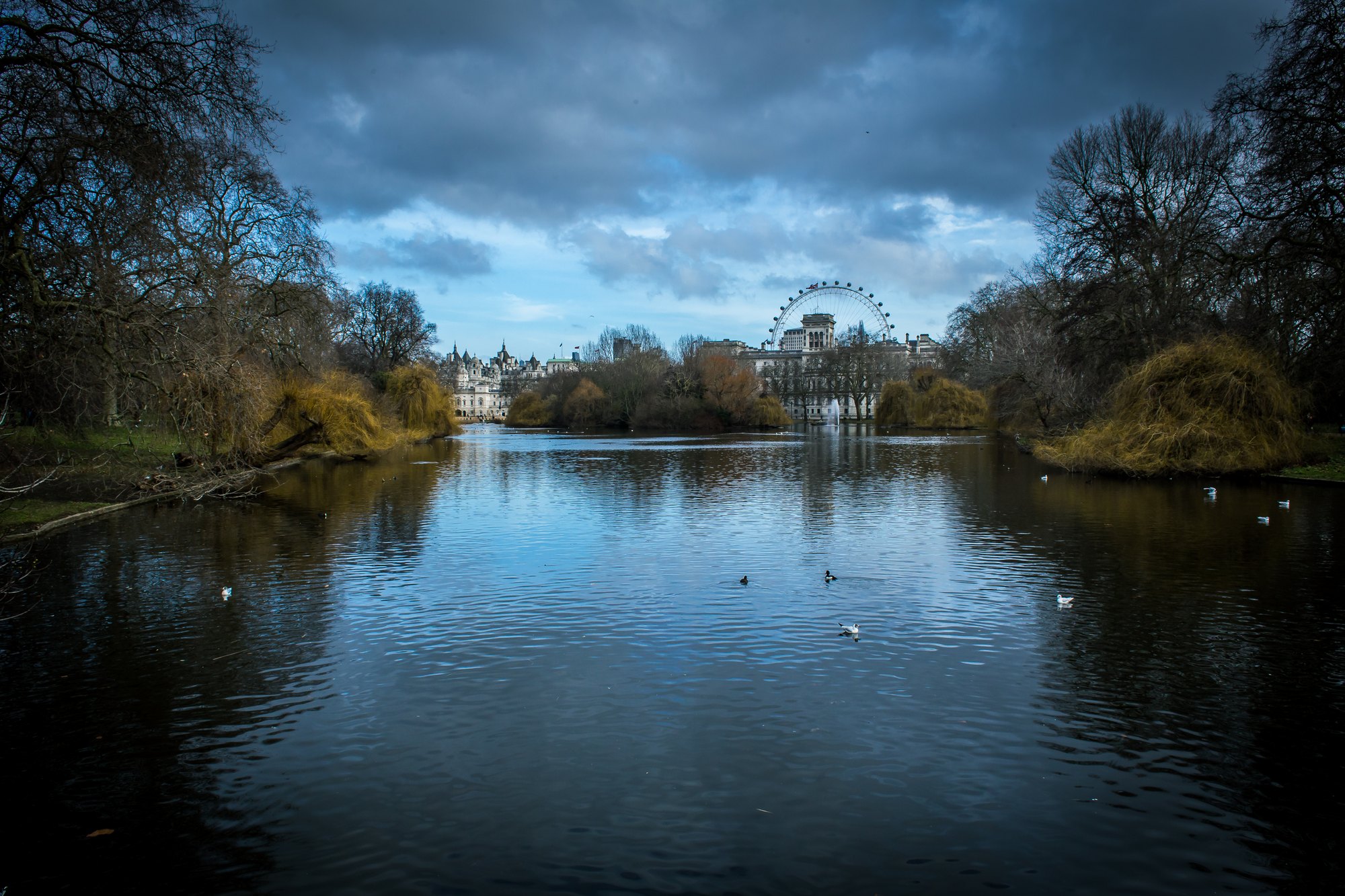 26 de lucruri de văzut și făcut în Londra în 2026 (+ hartă) 28 Lacul din St James's Park cu London Eye în fundal