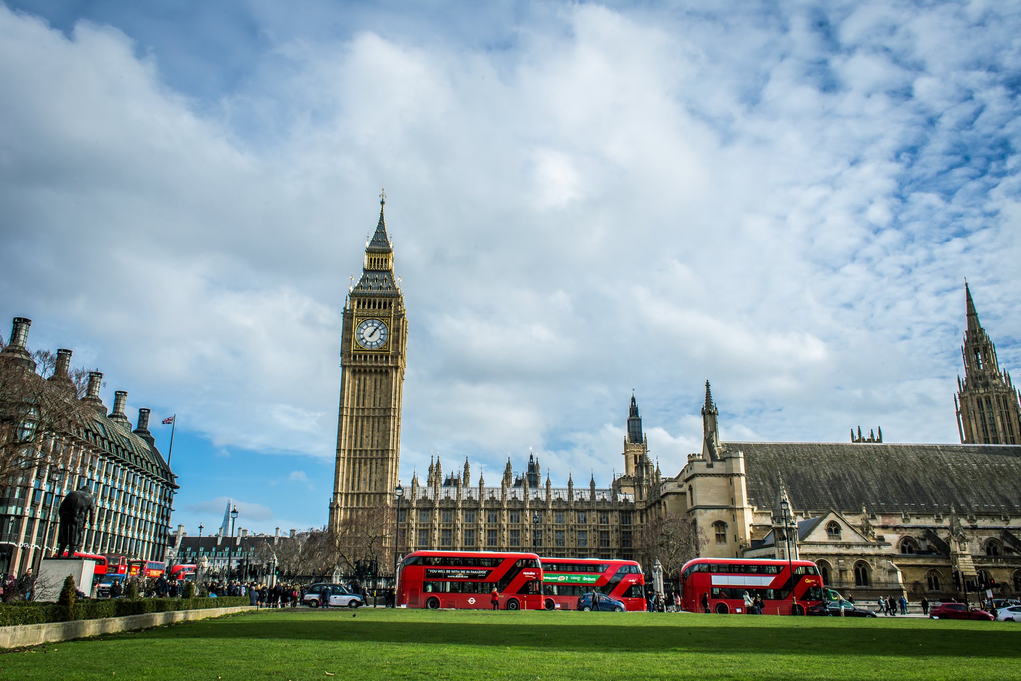26 de lucruri de văzut și făcut în Londra în 2026 (+ hartă) 10 Big Ben și Palatul Westminster cu autobuze roșii