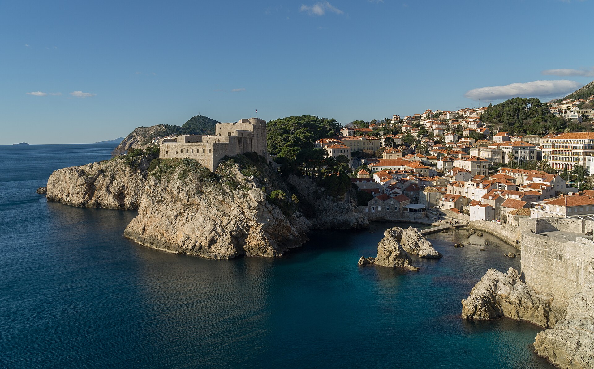 Kde se natáčela Hra o trůny: itinerář po lokacích ve 4 zemích 2 Pevnost Lovrijenac na útesu nad mořem u Dubrovníku, seriálová Rudá bašta