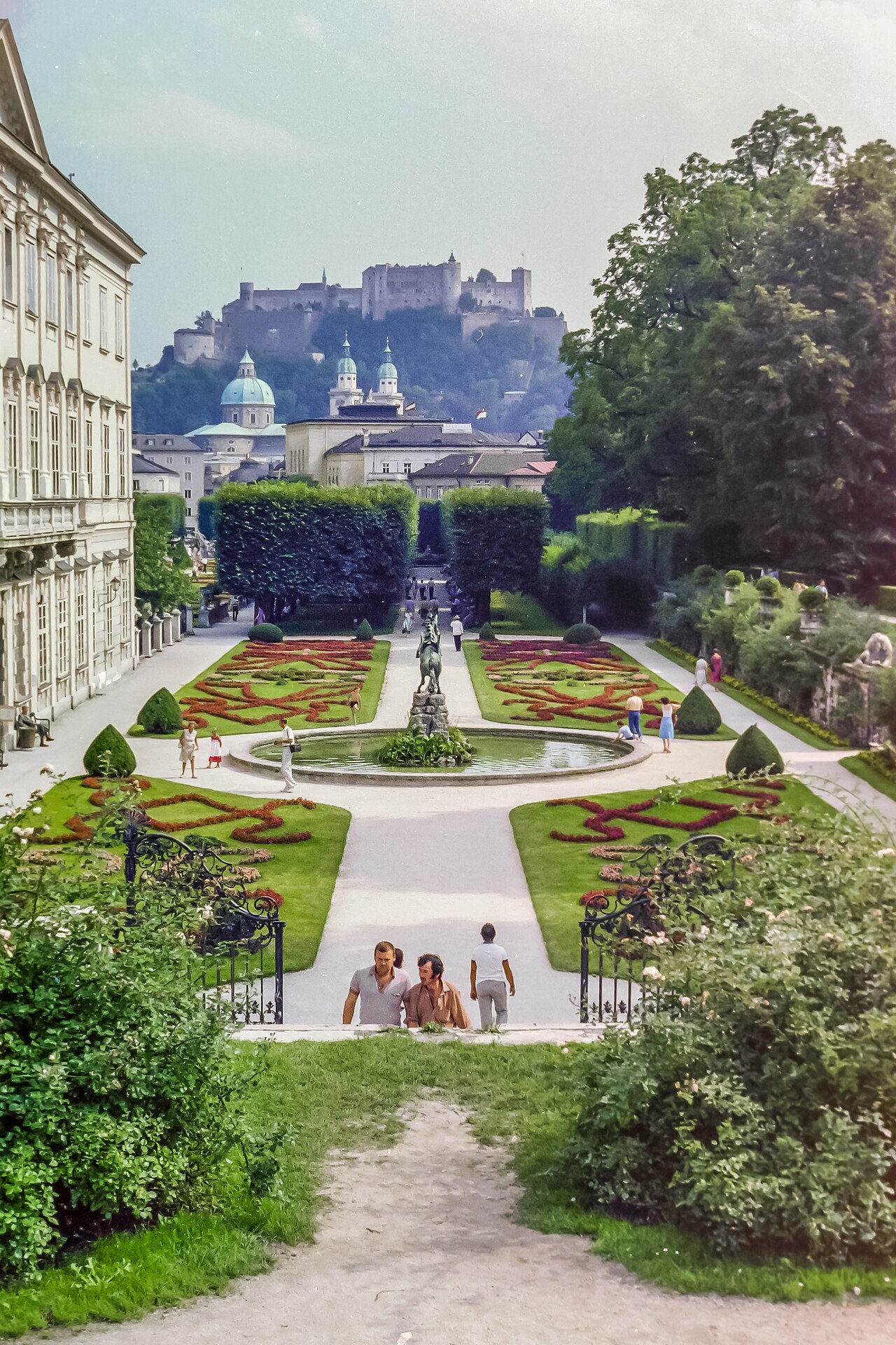 Sound of Music: 11 filminspelningsplatser i Salzburg, Österrike 2026 3 Mirabellträdgårdarna med utsikt mot fästningen Hohensalzburg