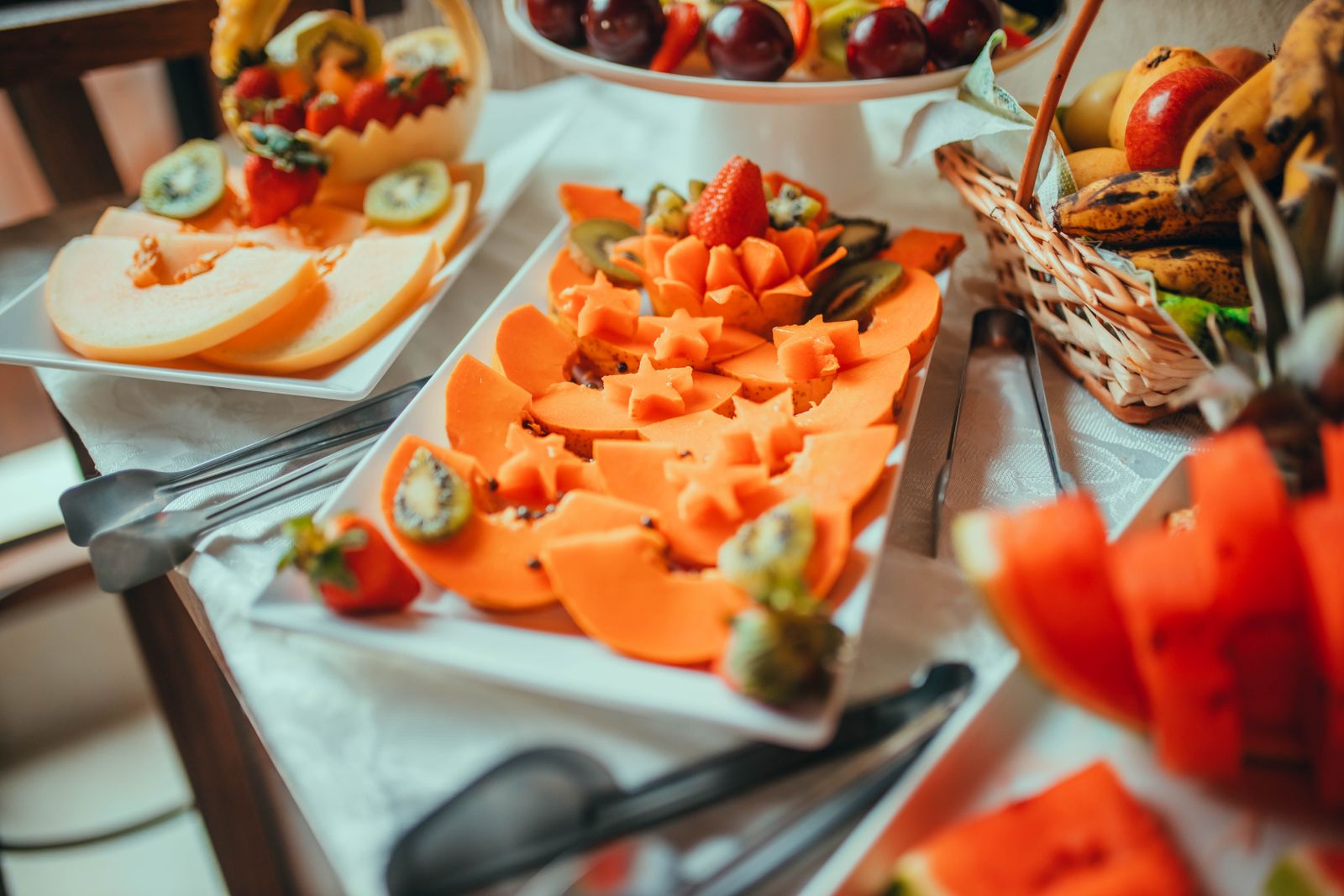 Malediven vakantie: hoeveel kost een reis en hoe doe je het goedkoop in 2026 6 Ontbijt met tropisch fruit in een guesthouse
