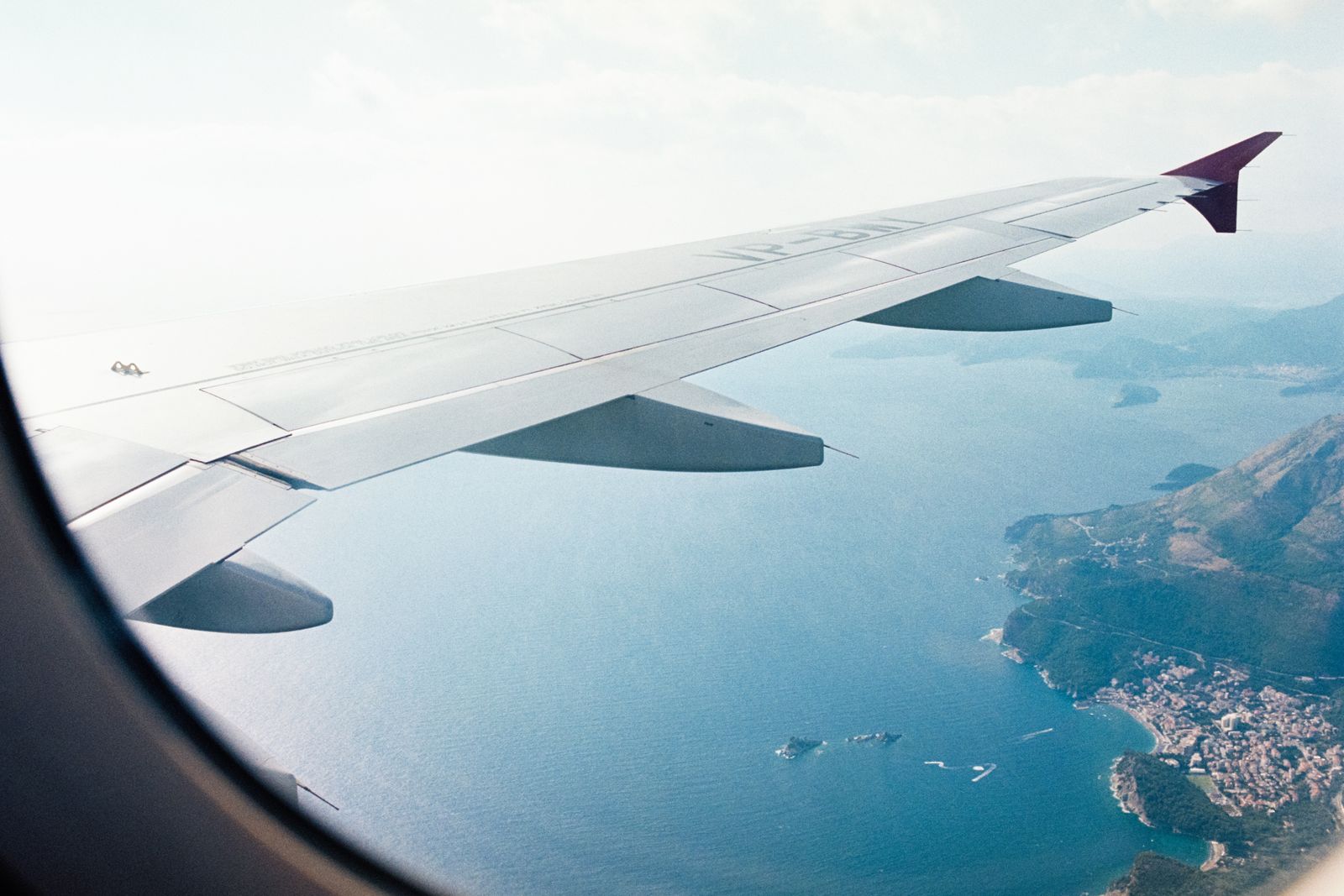 Malediven vakantie: hoeveel kost een reis en hoe doe je het goedkoop in 2026 10 Vliegtuig boven de Indische Oceaan onderweg naar de Malediven