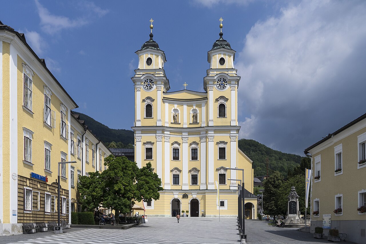 Sound of Music: 11 filminspelningsplatser i Salzburg, Österrike 2026 10 Sankt Mikaels basilika i Mondsee, där filmbröllopet filmades