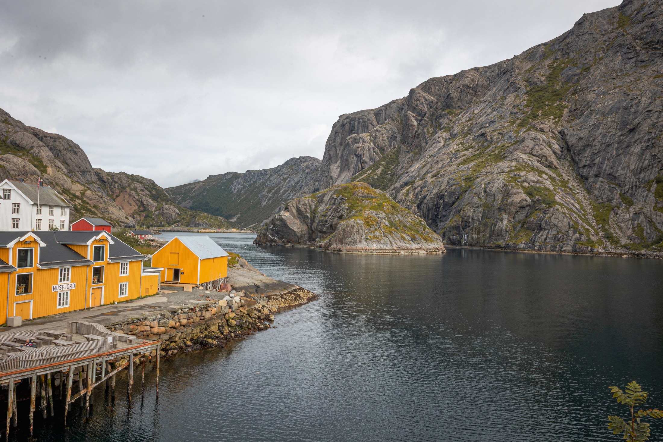 Å a Nusfjord: 6 tipů, co vidět a dělat 9 Žluté a červené rorbu Nusfjordu se zrcadlením ve fjordu