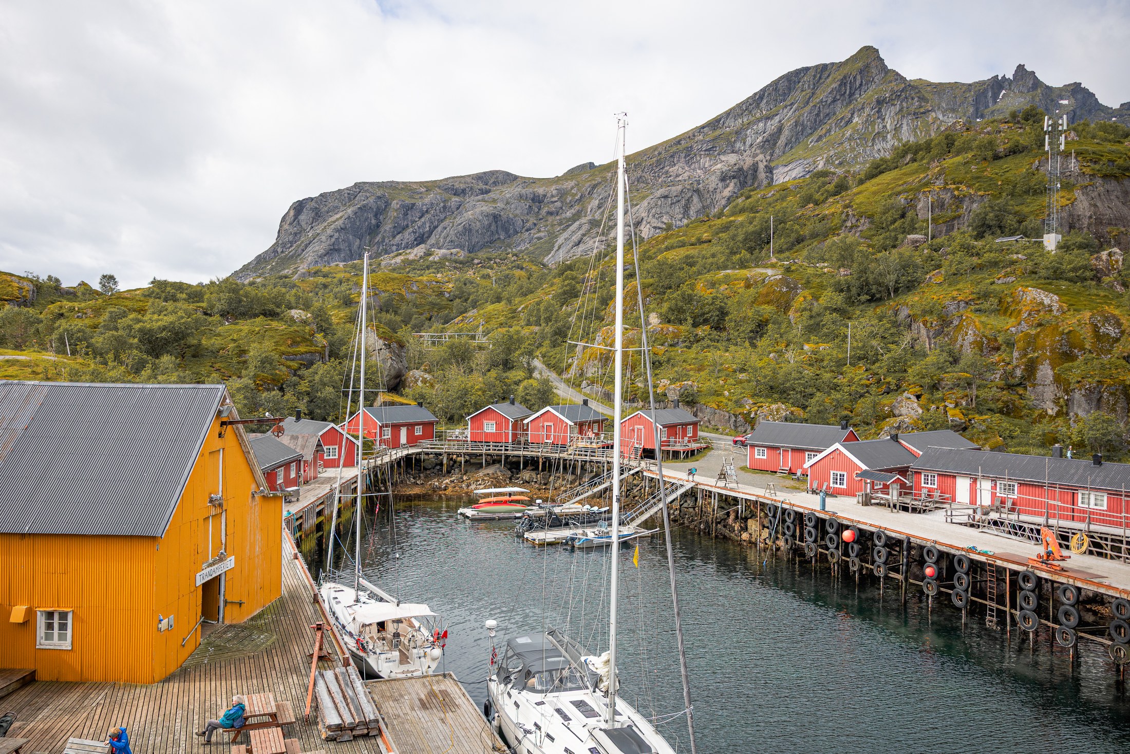 Å a Nusfjord: 6 tipů, co vidět a dělat 2 Vesnice Nusfjord sevřená strmými horami a fjordem
