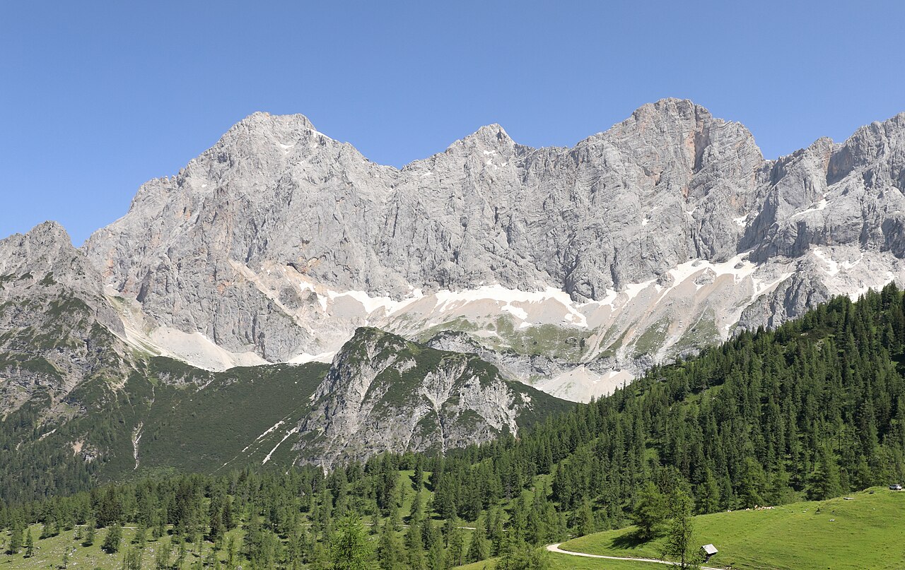 Wilder Kaiser ed Ellmau in Austria: 12 luoghi del Dottore di montagna nel 2026 16 Il massiccio del Dachstein sopra Ramsau, dove si gira Bergretter