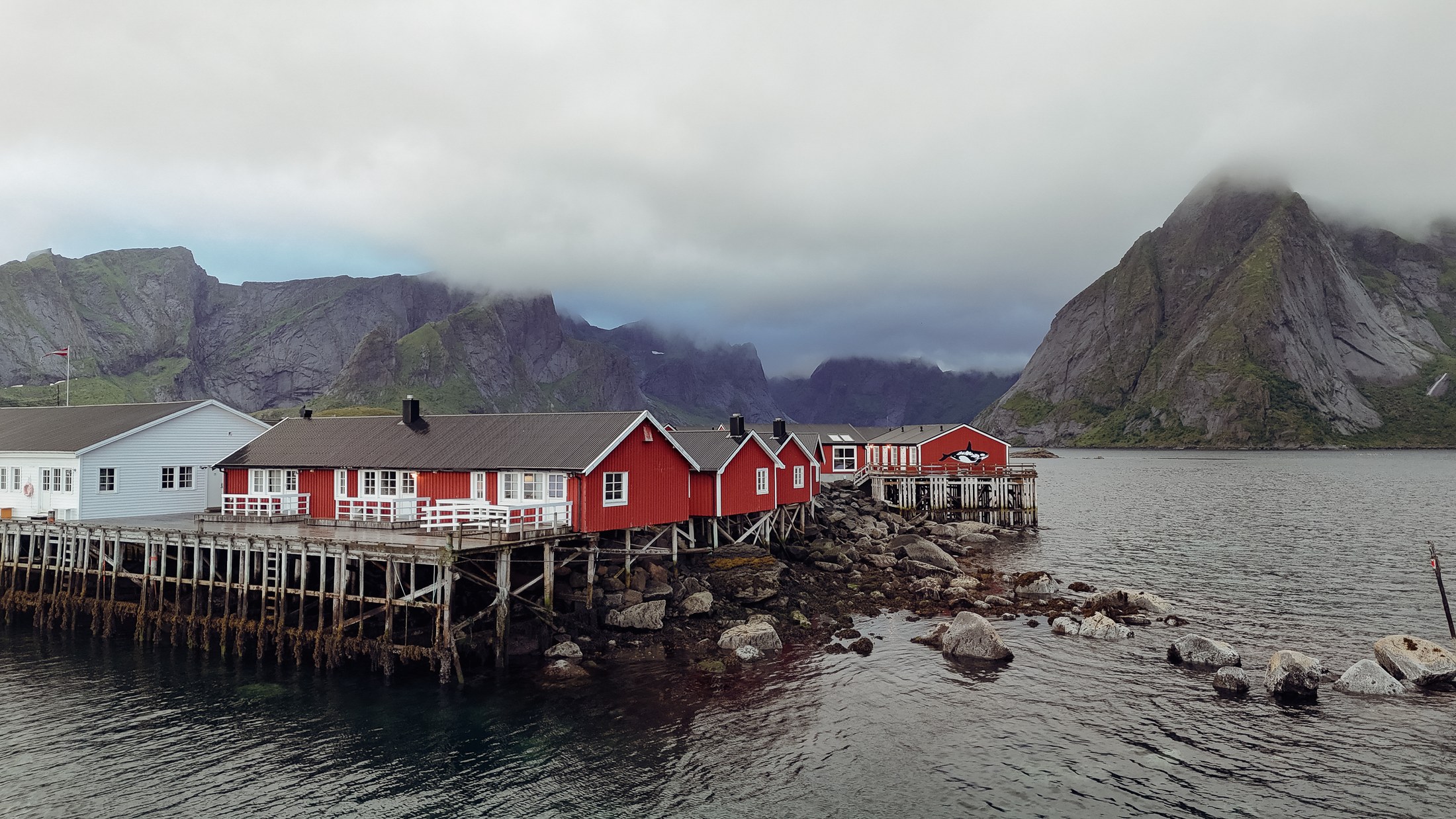 Lofoty autem: road trip po silnici E10 8 Letecký pohled na Reine a Hamnøy mezi štíty Lofot