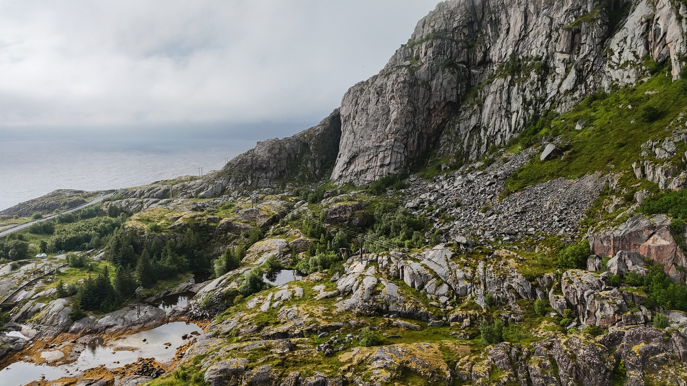 Reine a Hamnøy: 6 tipů, co vidět v nejfotogeničtější vesnici Lofot 2 Reine a Hamnøy z výšky s klikatící se silnicí přes fjord
