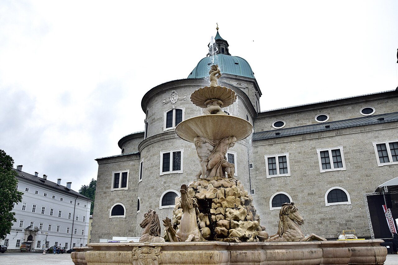 Sound of Music: 11 filminspelningsplatser i Salzburg, Österrike 2026 13 Den barocka Residenzbrunnen på torget Residenzplatz
