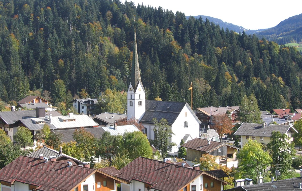 Wilder Kaiser ed Ellmau in Austria: 12 luoghi del Dottore di montagna nel 2026 11 Il villaggio di Scheffau am Wilden Kaiser con la chiesa