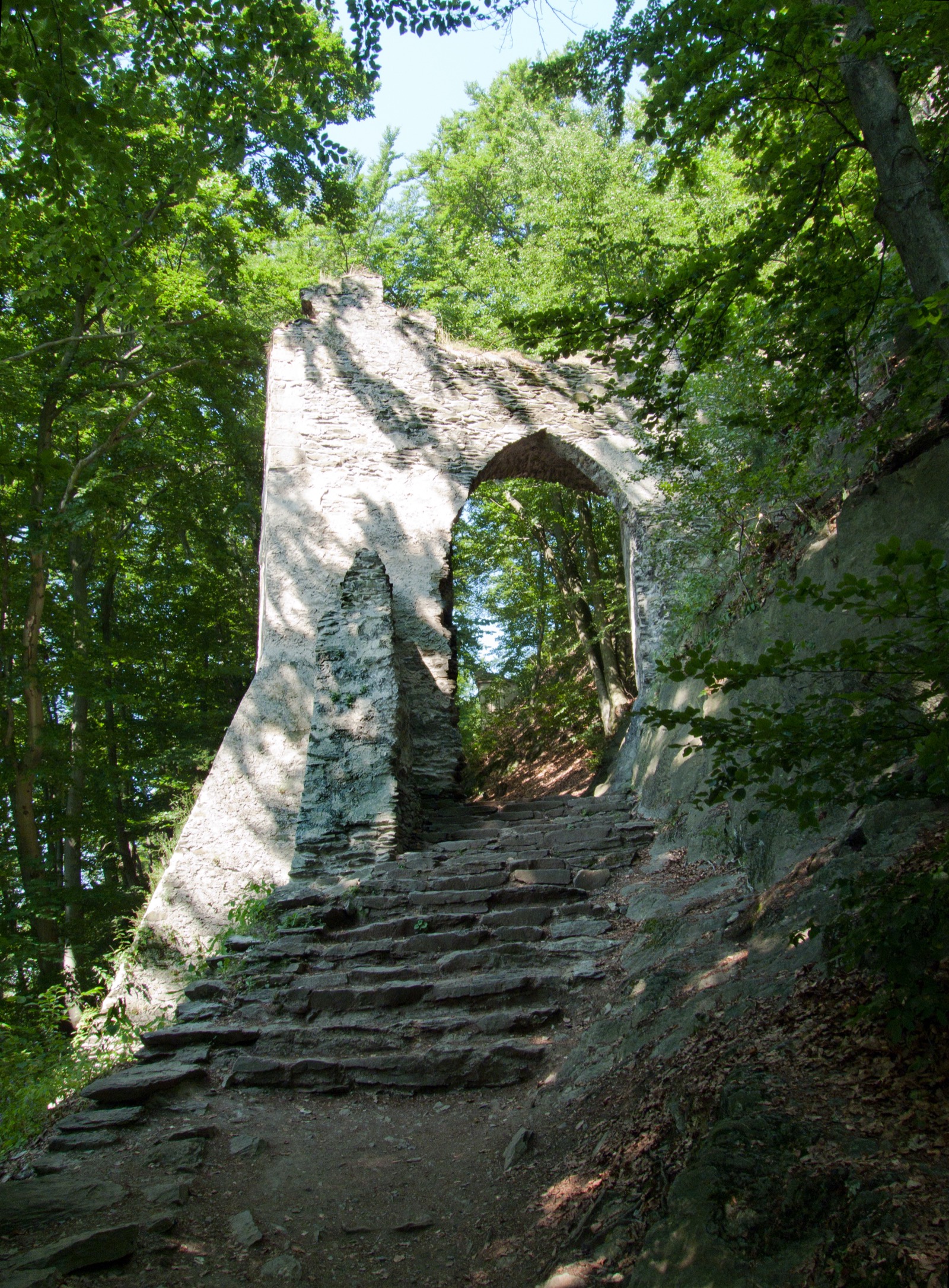 Qué ver en Bohemia del Norte: 15 ideas de rocas a lagos 2026 7 Escaleras de piedra hacia la puerta del castillo de Bezděz (Foto: Wikimedia Commons, CC BY-SA)