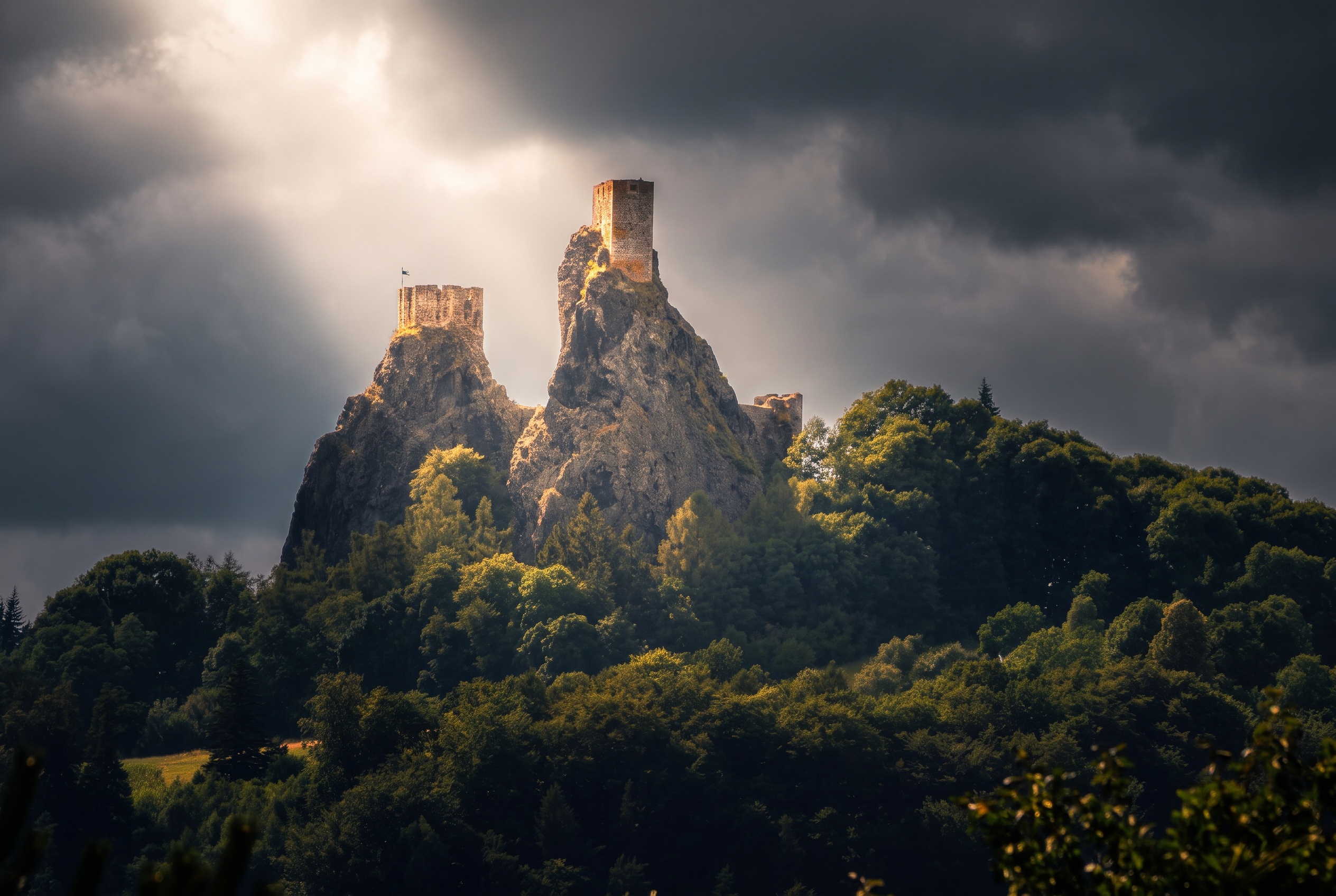 Qué ver en Bohemia del Norte: 15 ideas de rocas a lagos 2026 8 Torres del castillo de Trosky bajo una luz dramática sobre el Paraíso Bohemio (foto editada de Wikimedia Commons, CC BY-SA)