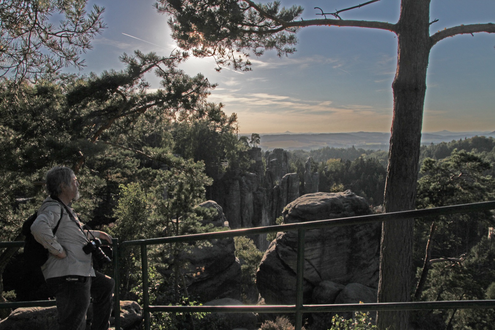 Qué ver en Bohemia del Norte: 15 ideas de rocas a lagos 2026 9 Vistas de la ciudad rocosa en las Rocas de Prachov (Foto: Wikimedia Commons, CC BY-SA)