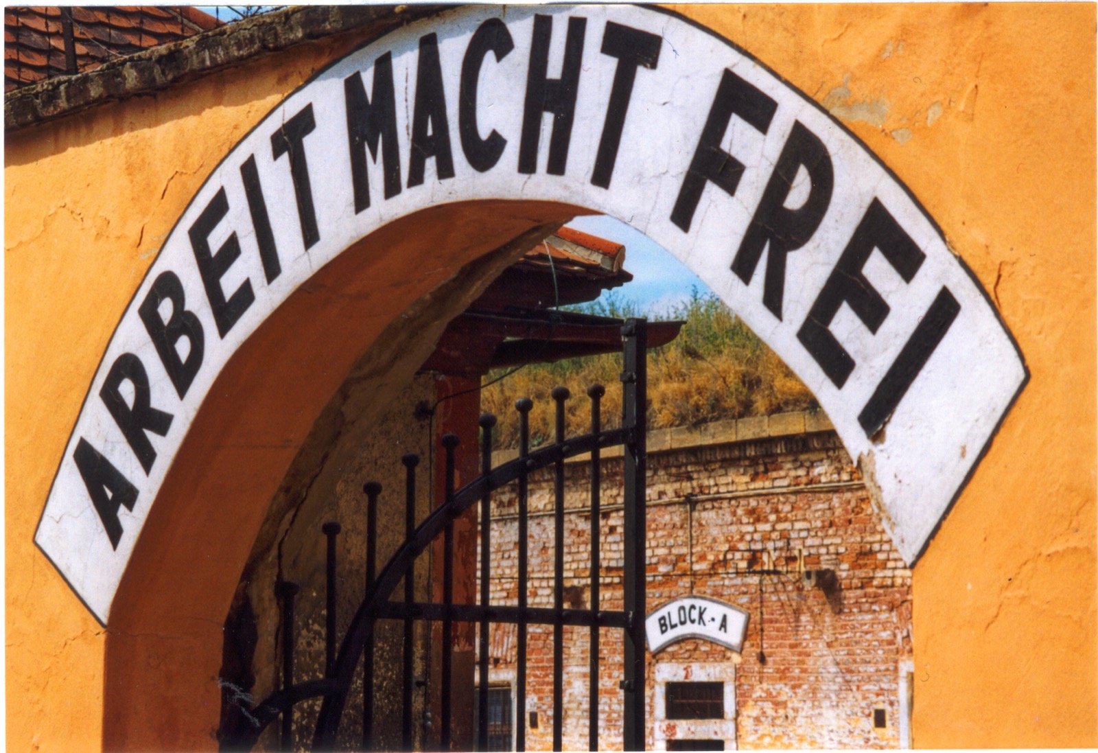 Qué ver en Bohemia del Norte: 15 ideas de rocas a lagos 2026 16 Puerta de entrada de la Pequeña Fortaleza de Terezín (Foto: Wikimedia Commons, CC BY-SA)