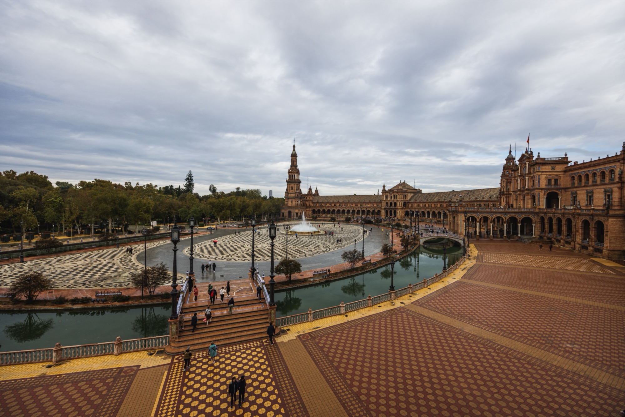 Kurztrips Europa: 21 der schönsten Städte für ein Wochenende 2026 24 Plaza de España in Sevilla mit Kanal und Brücken