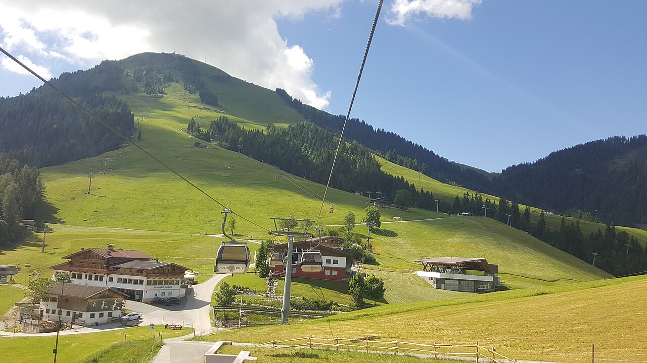 Wilder Kaiser ed Ellmau in Austria: 12 luoghi del Dottore di montagna nel 2026 5 Il villaggio di Söll con la funivia ai piedi della montagna Hohe Salve