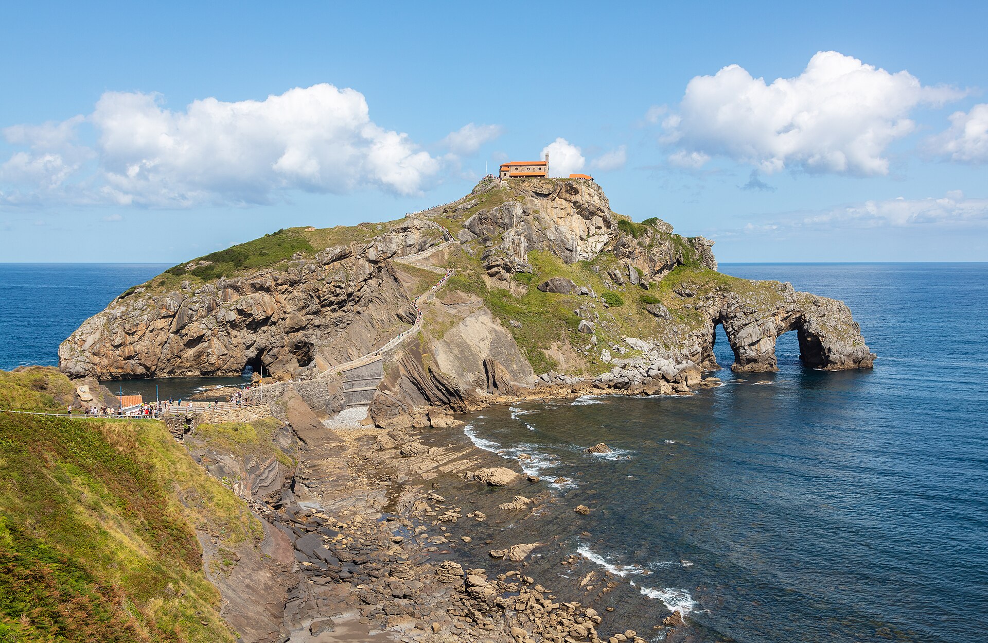 Kde se natáčela Hra o trůny: itinerář po lokacích ve 4 zemích 5 Ostrůvek San Juan de Gaztelugatxe s klikatým schodištěm, seriálový Dračí kámen