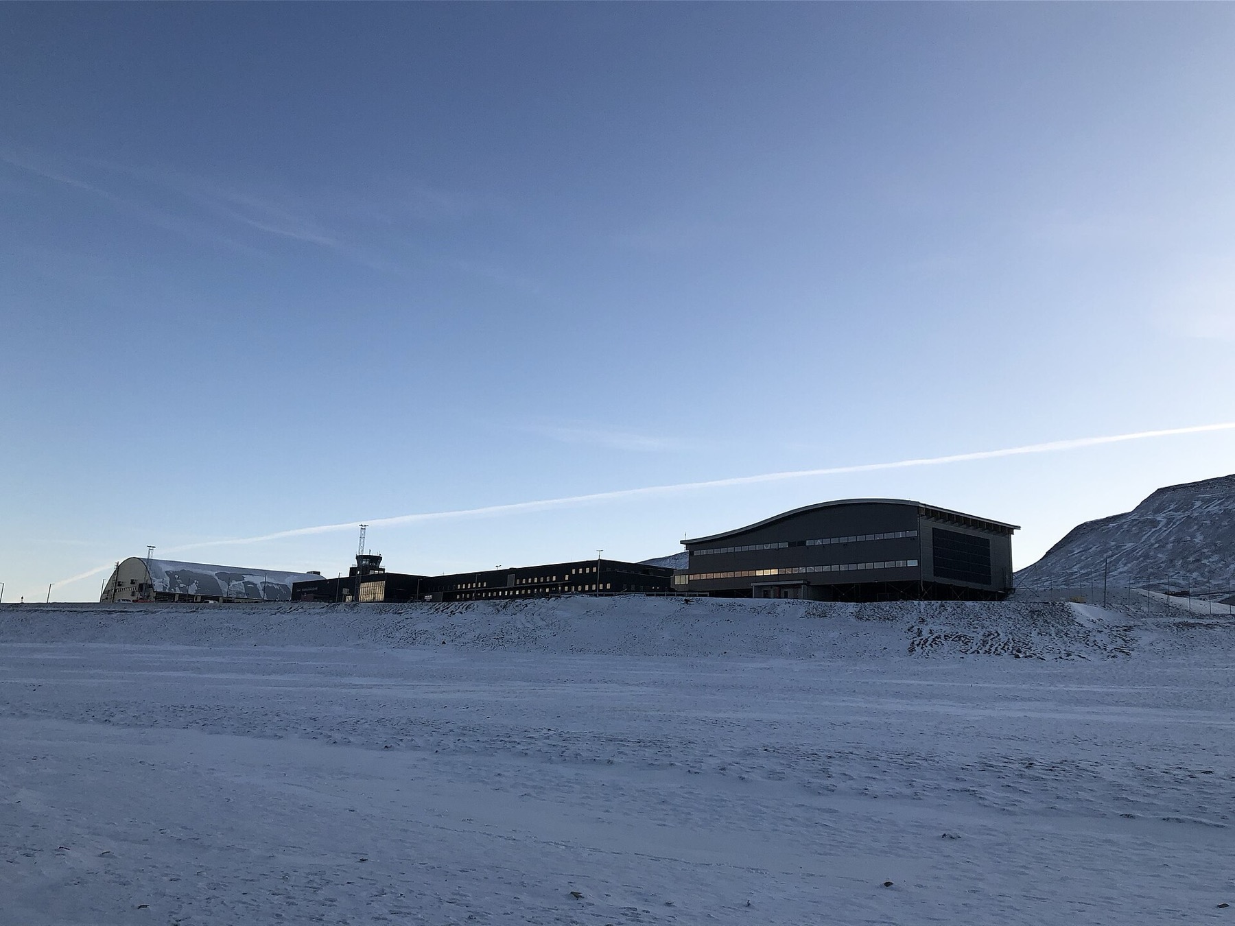 Svalbard, Noruega: como chegar, voos e quando ir em 2026 1 Aeroporto Svalbard lufthavn à beira do Adventfjorden