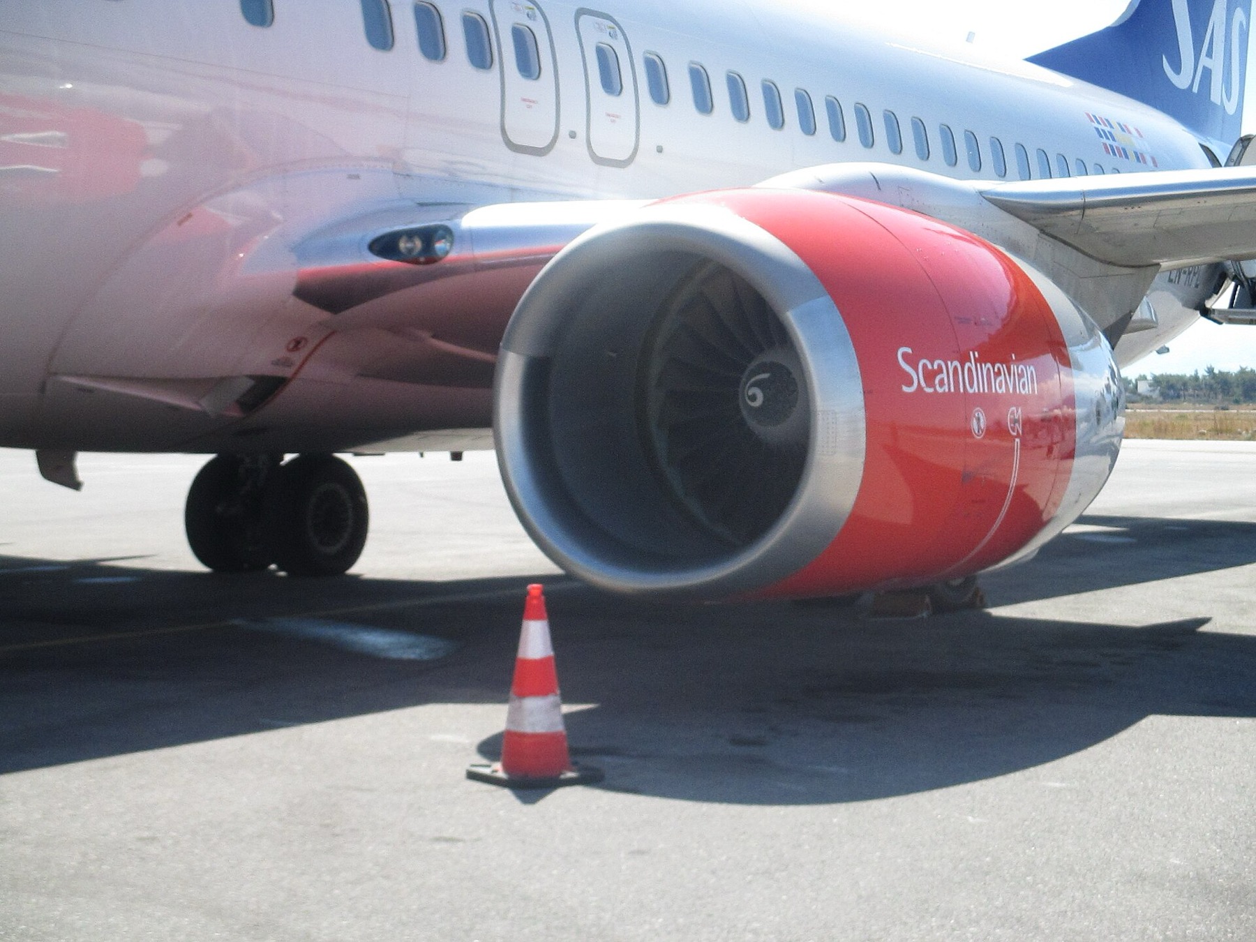 Svalbard, Noruega: como chegar, voos e quando ir em 2026 3 Avião da SAS que voa de Oslo a Longyearbyen