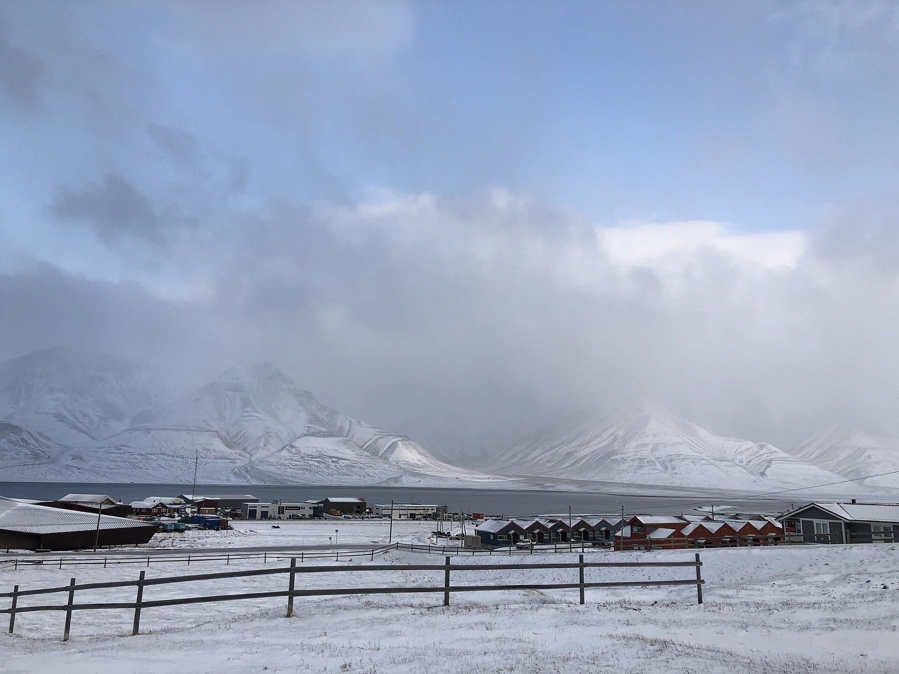 Svalbard, Noruega: como chegar, voos e quando ir em 2026 4 Centro de Longyearbyen: programa ideal para o dia extra de folga