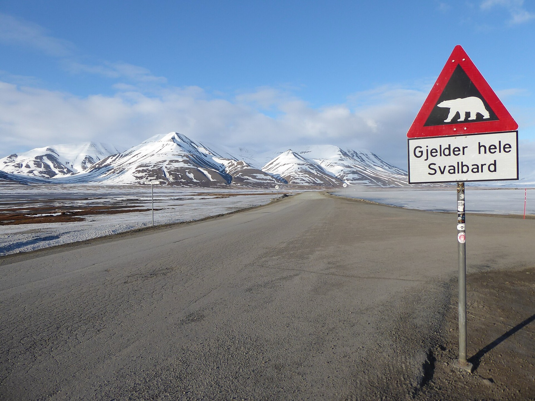 Svalbard, Noruega: como chegar, voos e quando ir em 2026 6 Placa alertando sobre ursos-polares no limite de Longyearbyen