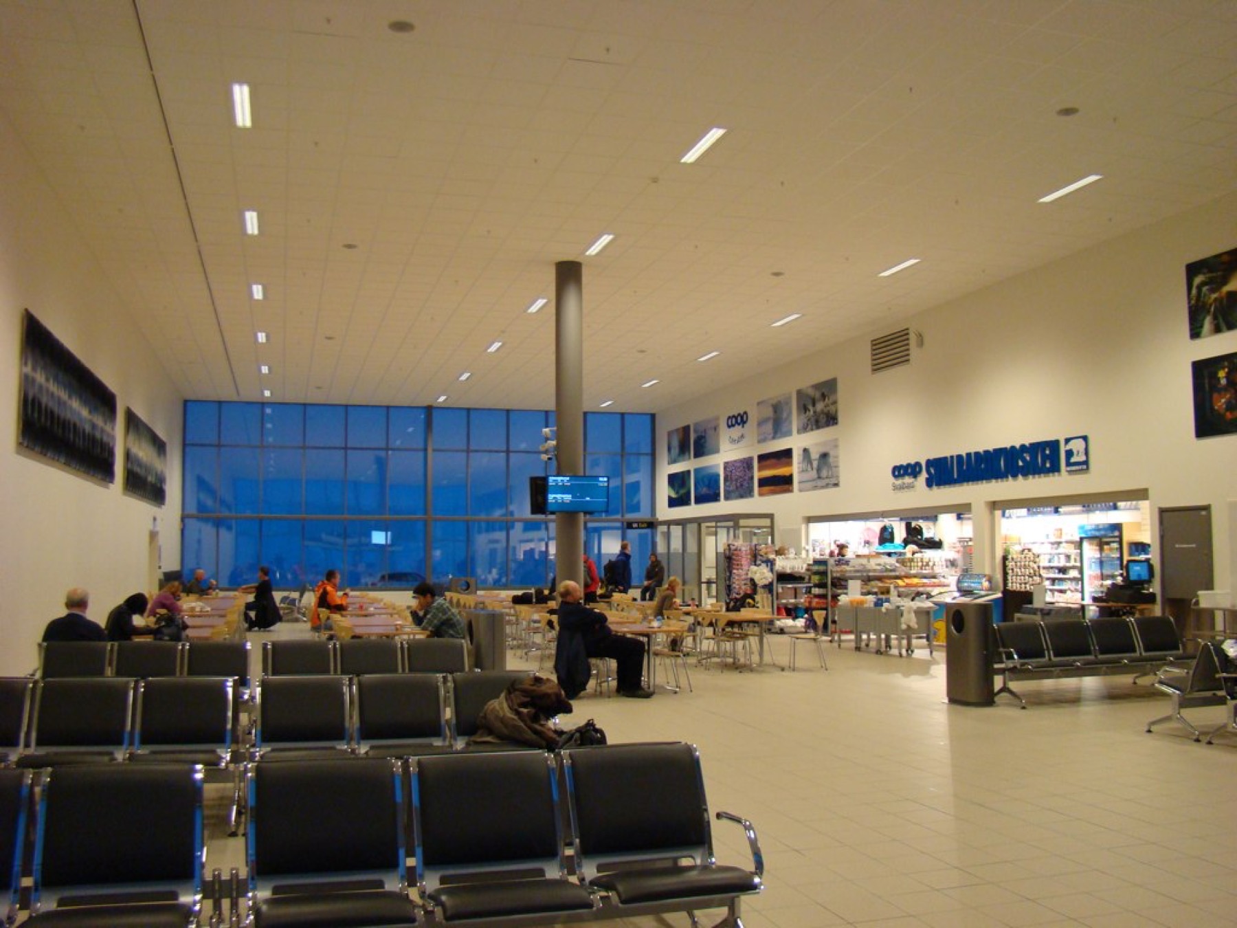 Svalbard, Noruega: como chegar, voos e quando ir em 2026 7 Interior do aeroporto de Longyearbyen