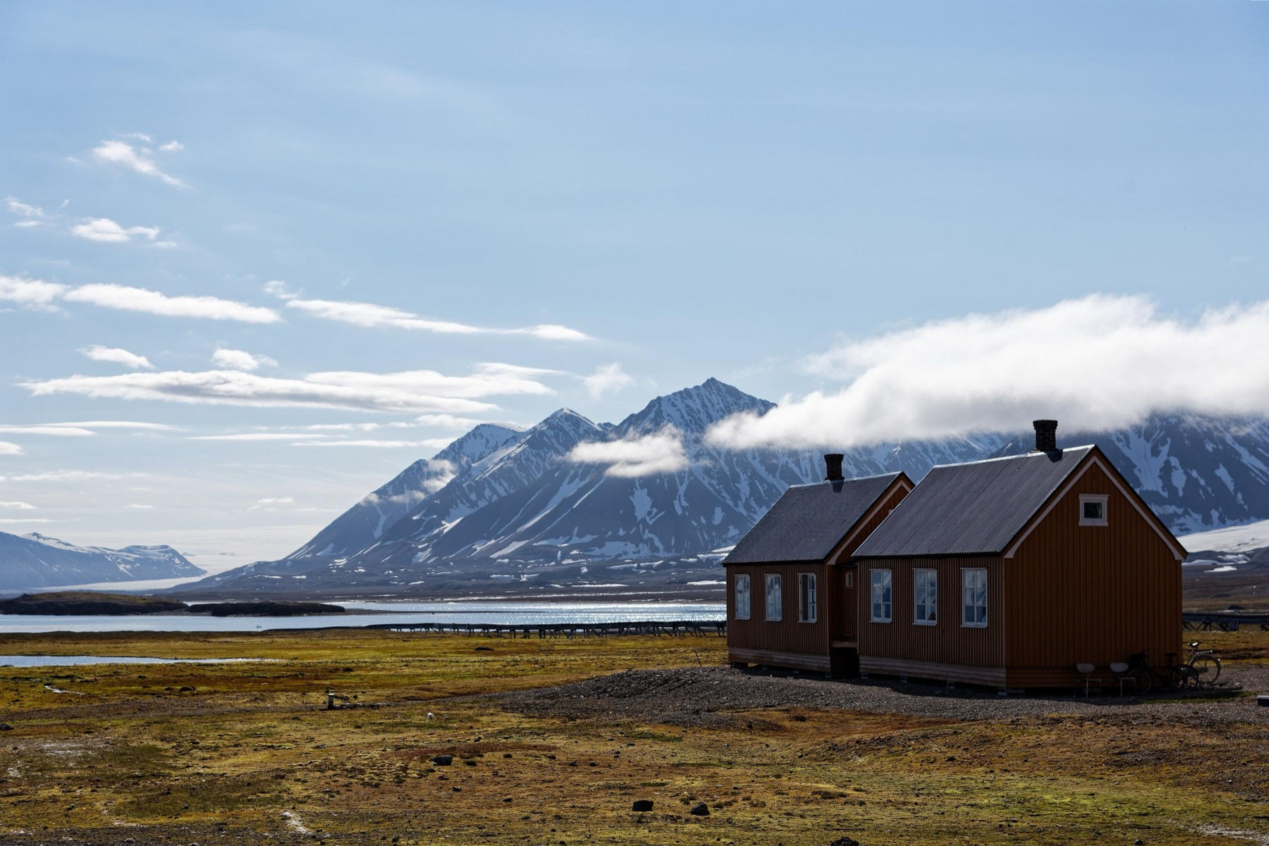 Svalbard, Noruega: como chegar, voos e quando ir em 2026 8 Sol de primavera sobre as montanhas nevadas de Svalbard