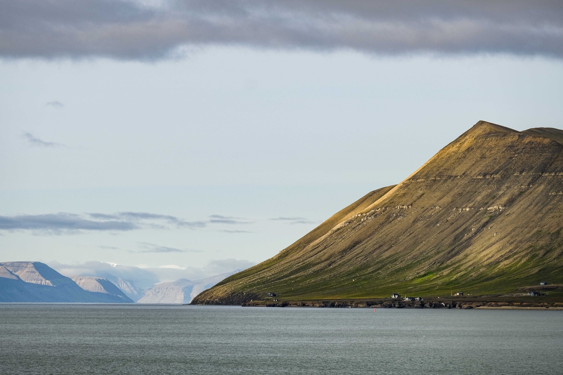 Svalbard, Noruega: como chegar, voos e quando ir em 2026 9 Cruzeiro de verão pelo fjord em Svalbard