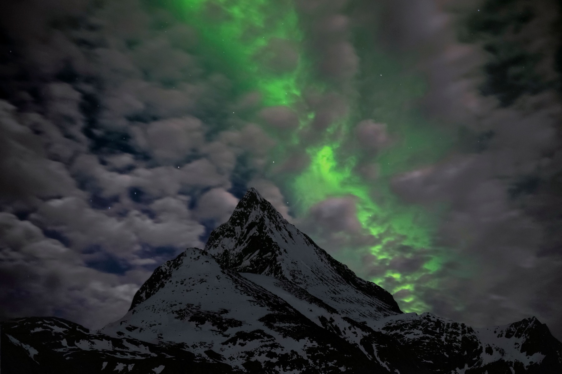 Svalbard, Noruega: como chegar, voos e quando ir em 2026 10 Aurora boreal durante a noite polar