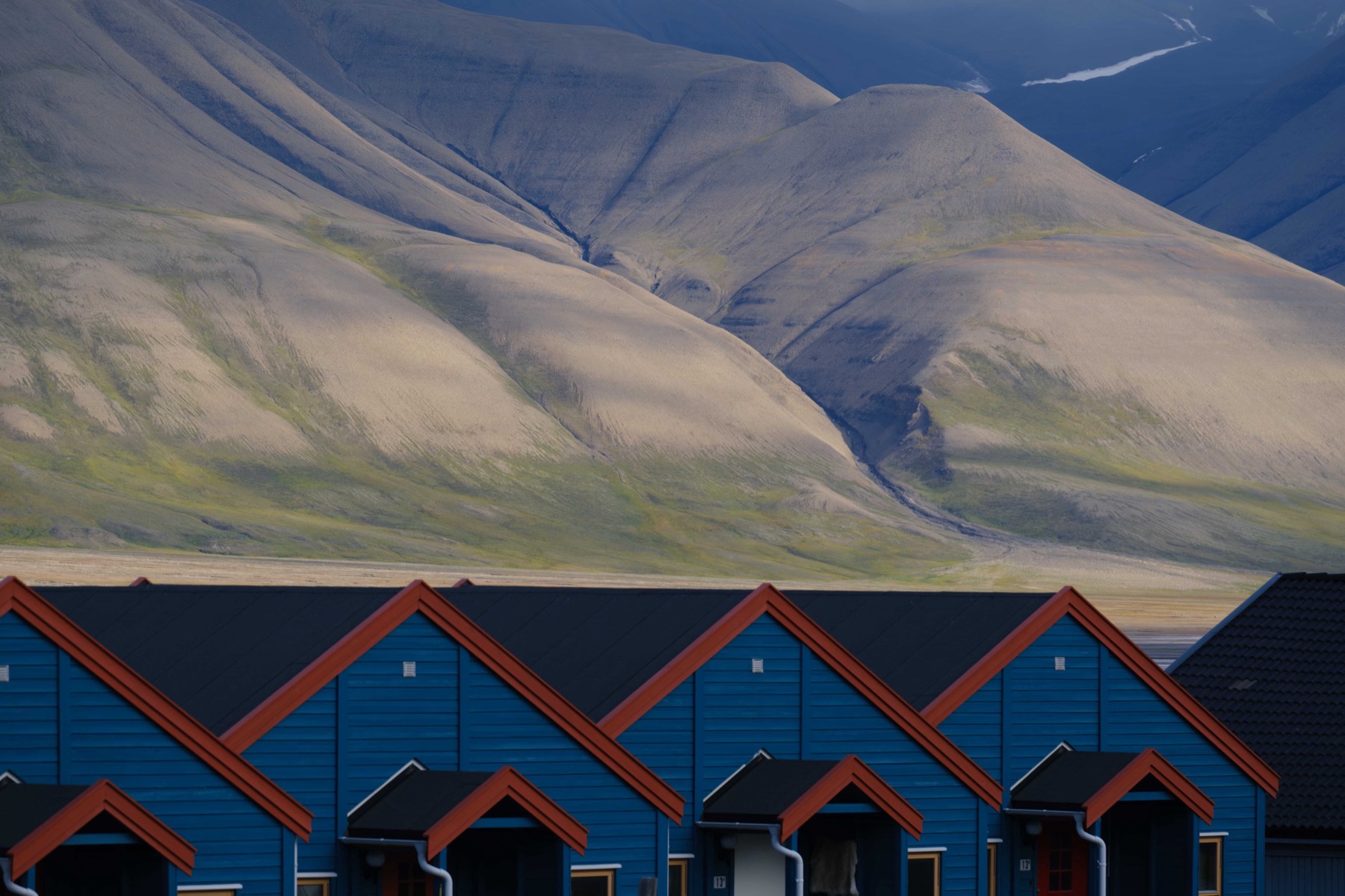 Longyearbyen, Svalbard: 12 Things to See in the World's Northernmost Town 5 Colorful houses along Longyearbyen's main street