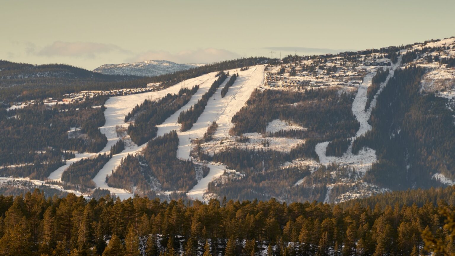 Norvegia: ghid complet, sfaturi și ce să vezi 2026 2 Schi în Norvegia: 12 lucruri de știut – stațiuni, skipass-uri și pârtii goale 2026