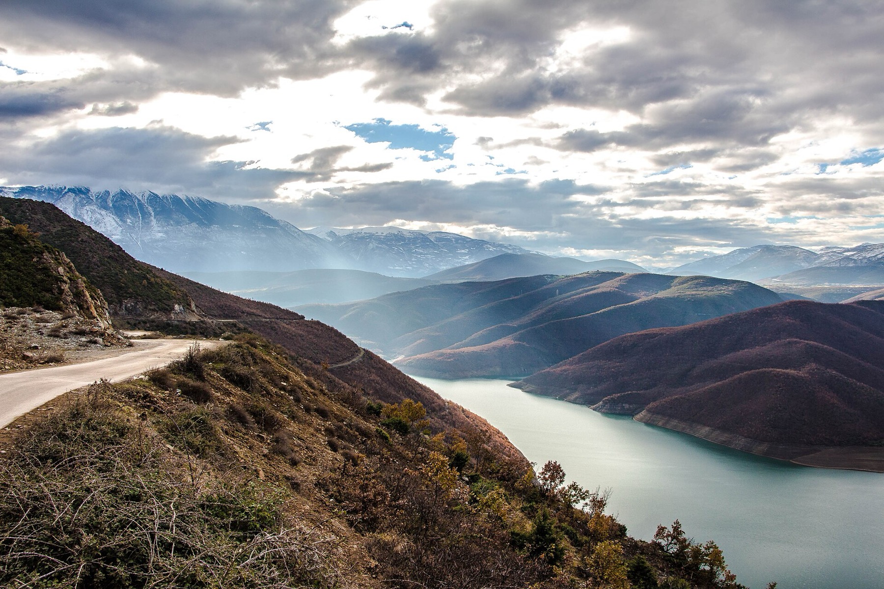 Norské silnice se vinou podél fjordů, mýto platíte neviditelně