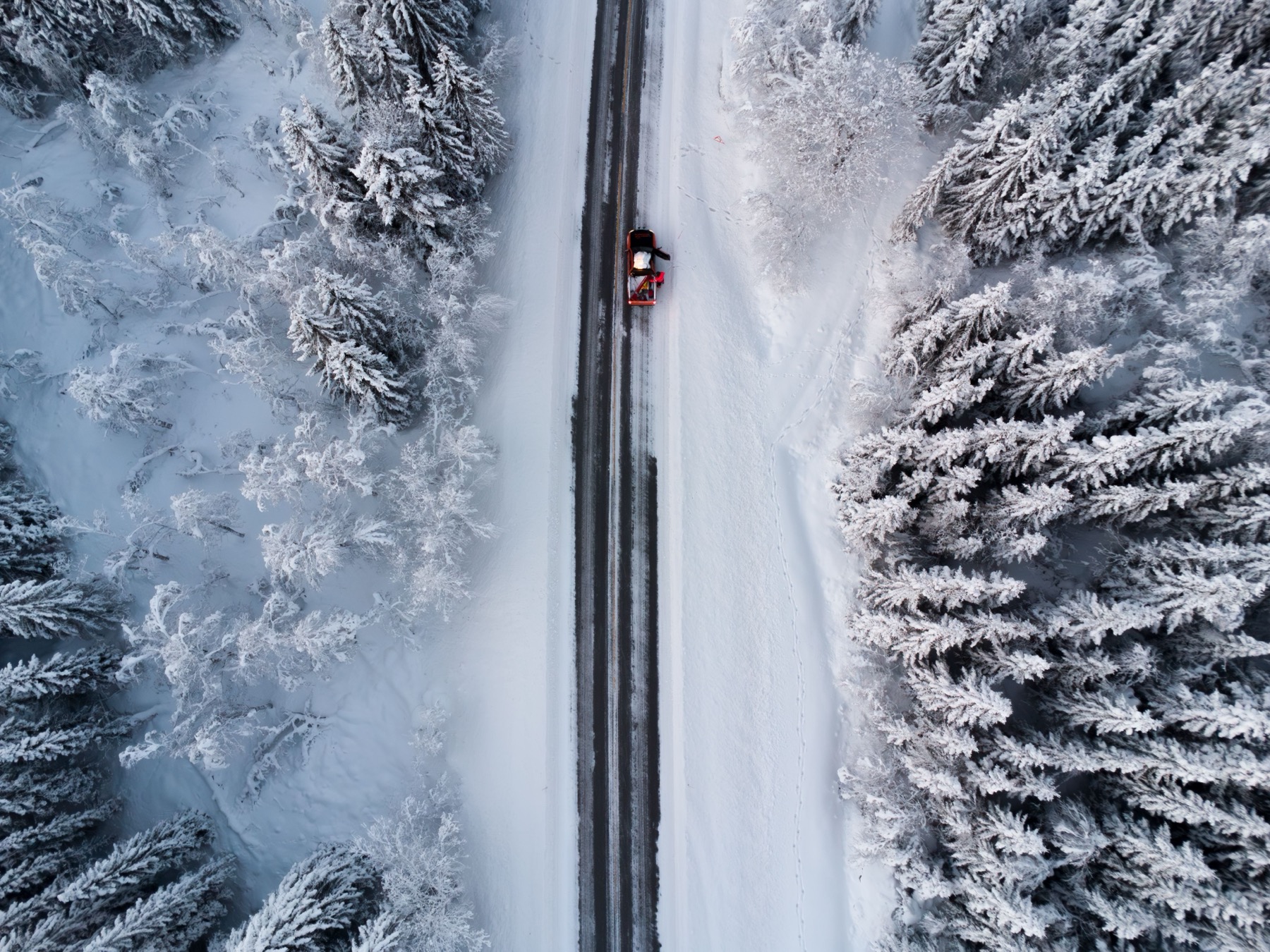 Noruega en Invierno: 15 Consejos Imprescindibles 2026 21 Conducir en invierno requiere neumáticos y humildad