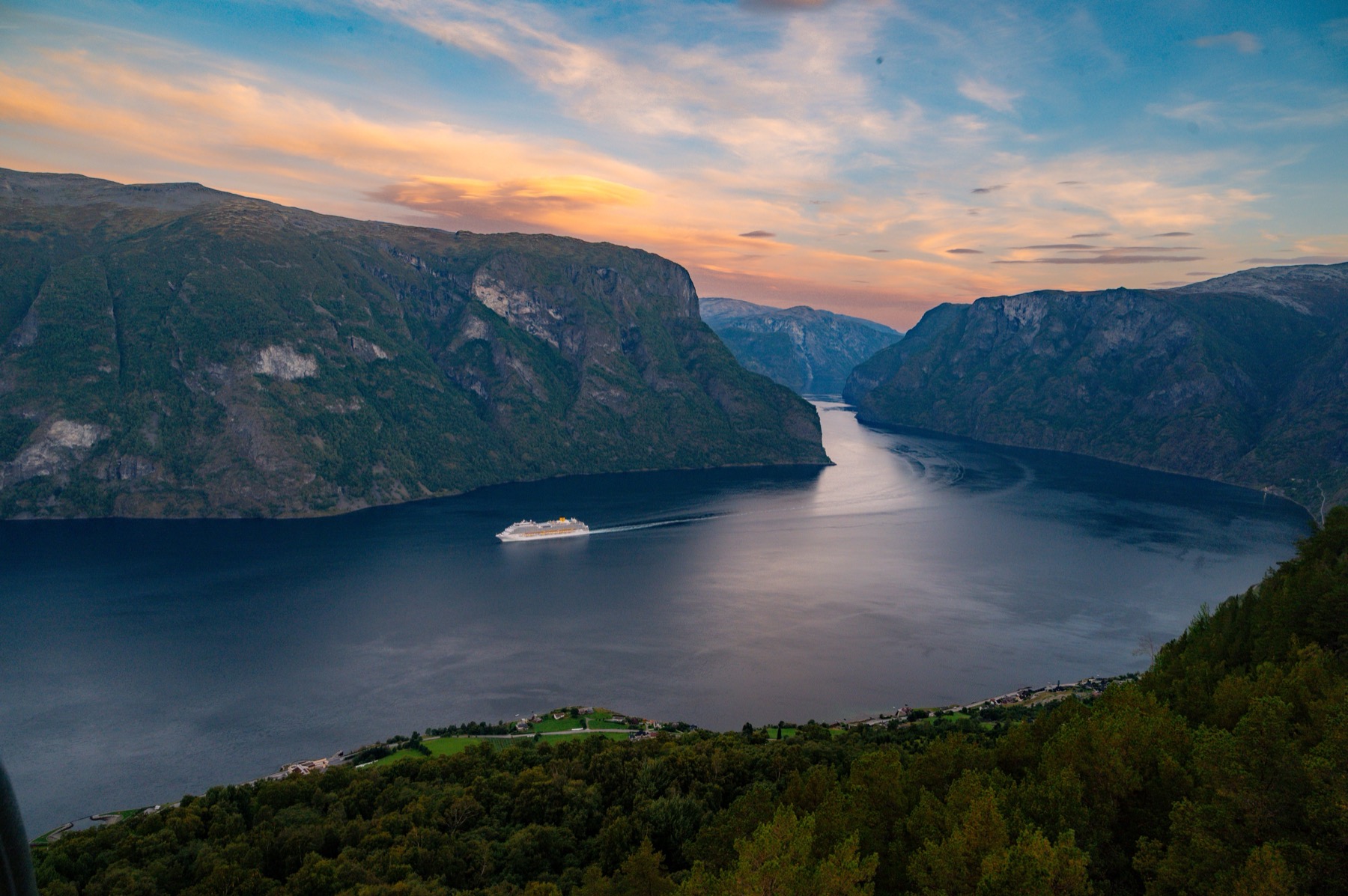 Norway in a Nutshell egyénileg: DIY útvonal, árak és foglalás 2026 6 Csendes elektromos hajó a Nærøyfjordon