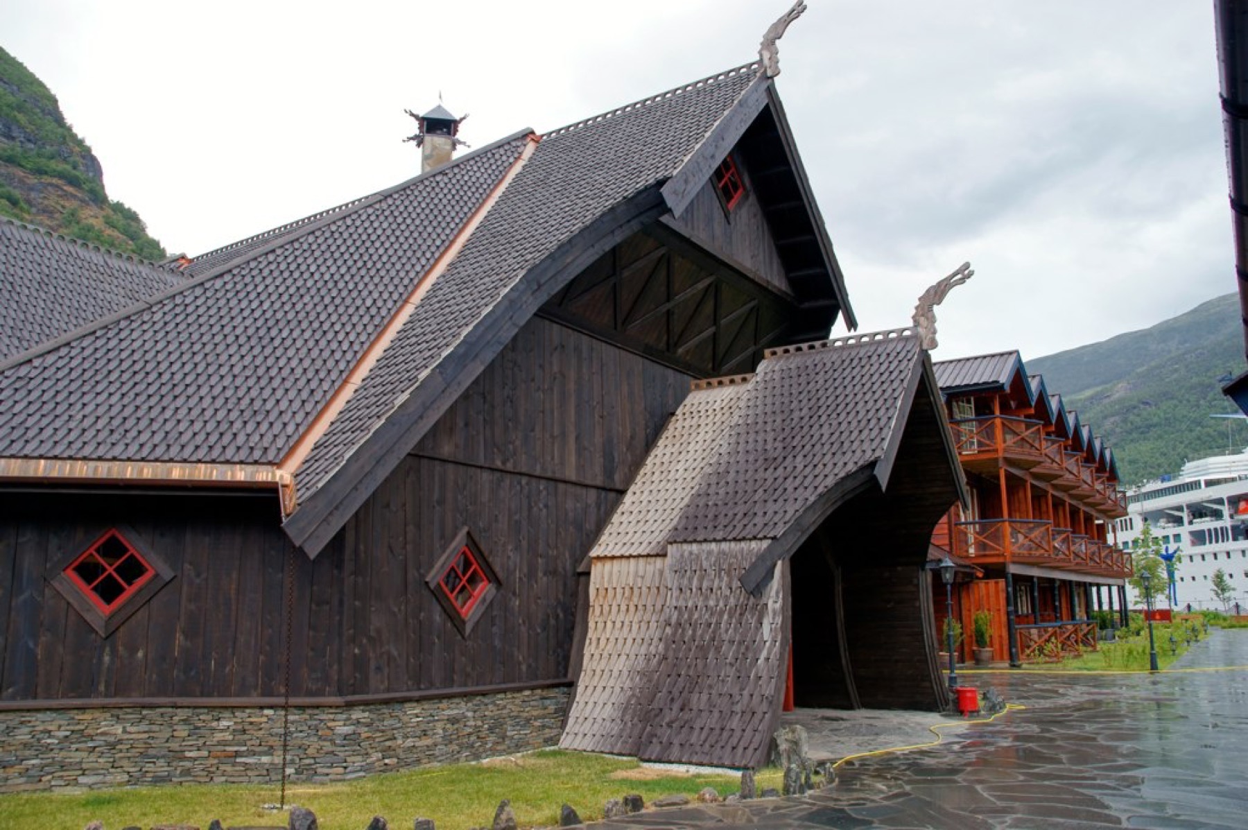 Norway in a Nutshell egyénileg: DIY útvonal, árak és foglalás 2026 15 Ægir BrewPub viking stílusban Flåm partján