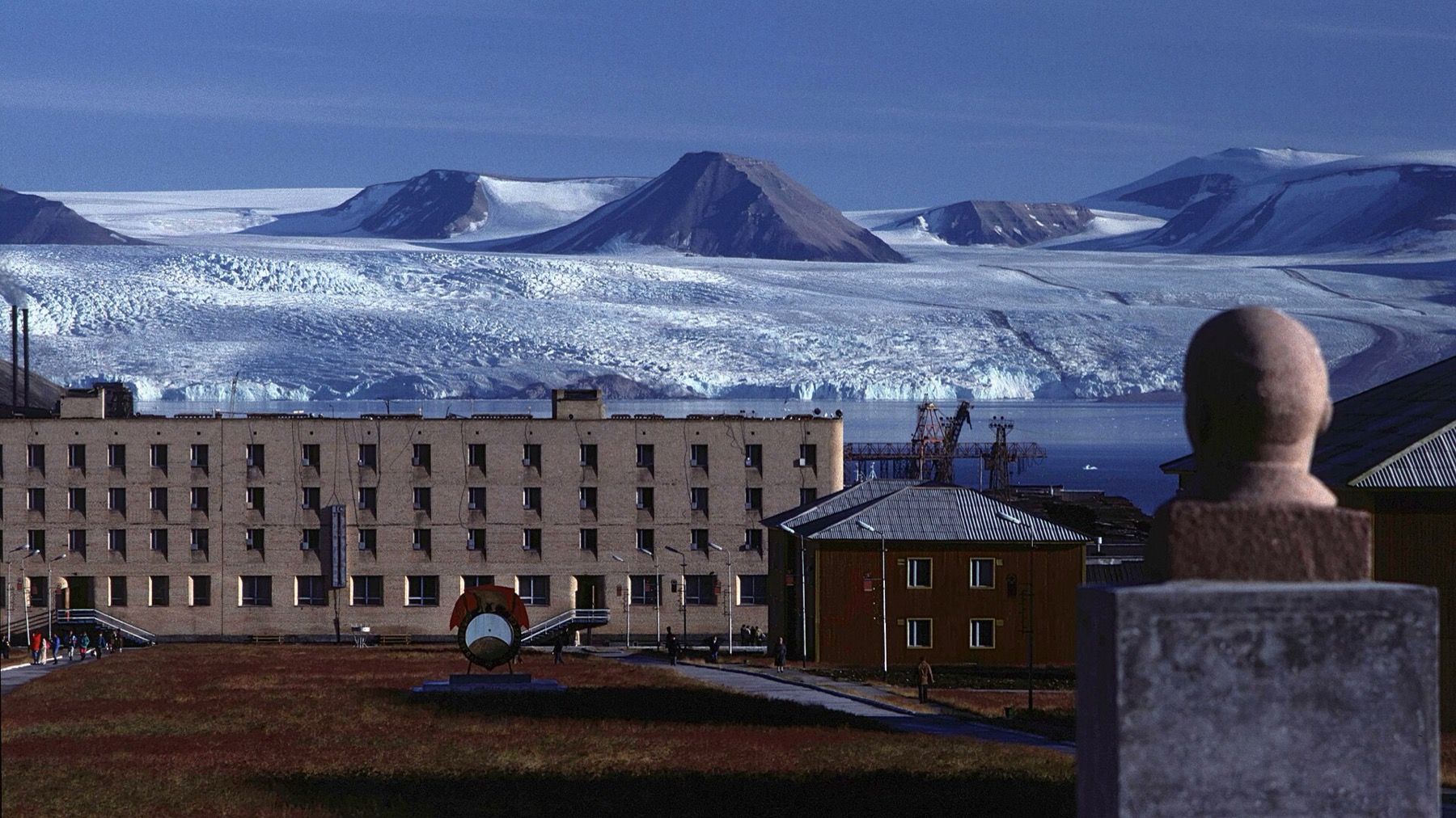 Opuštěné sovětské město Pyramiden nad Billefjordenem