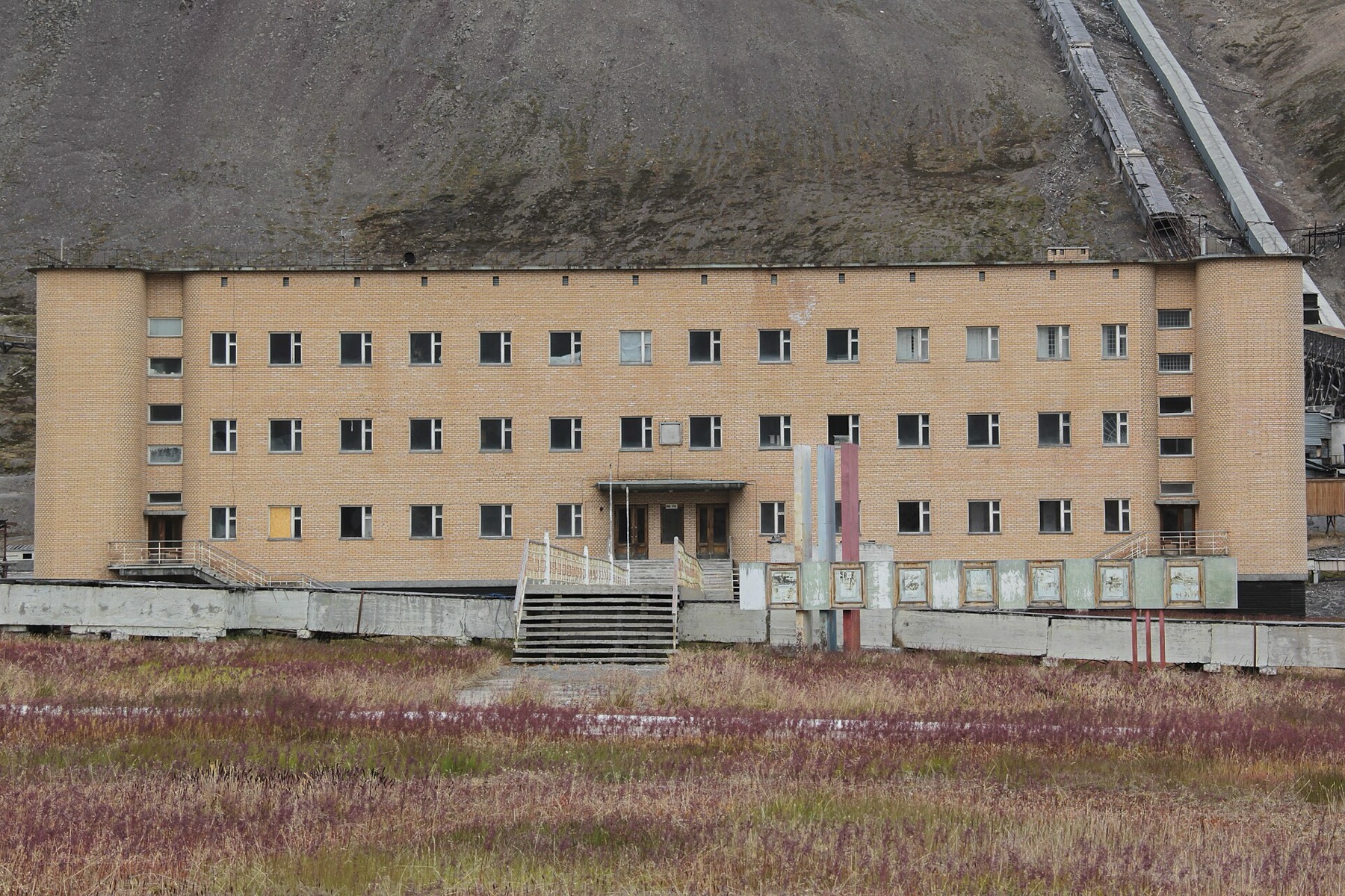 Pyramiden a Barentsburg: sovětská města duchů na Špicberkách 6 Sovětská architektura Pyramidenu