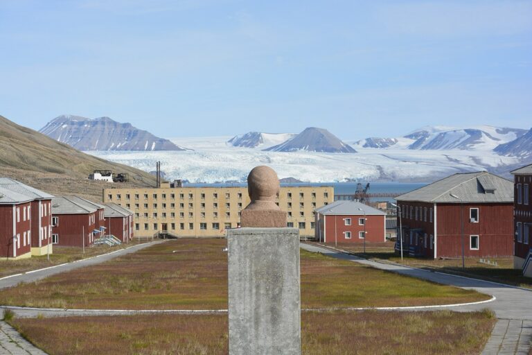 Norsko 7 Pyramiden a Barentsburg: sovětská města duchů na Špicberkách