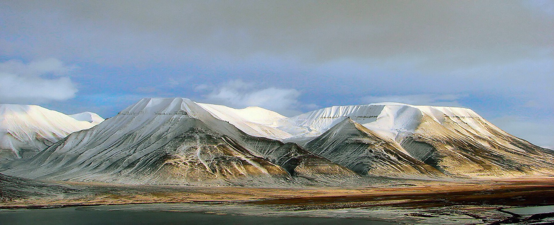 Pyramiden a Barentsburg: sovětská města duchů na Špicberkách 9 Hora Operafjellet, místo tragédie z roku 1996