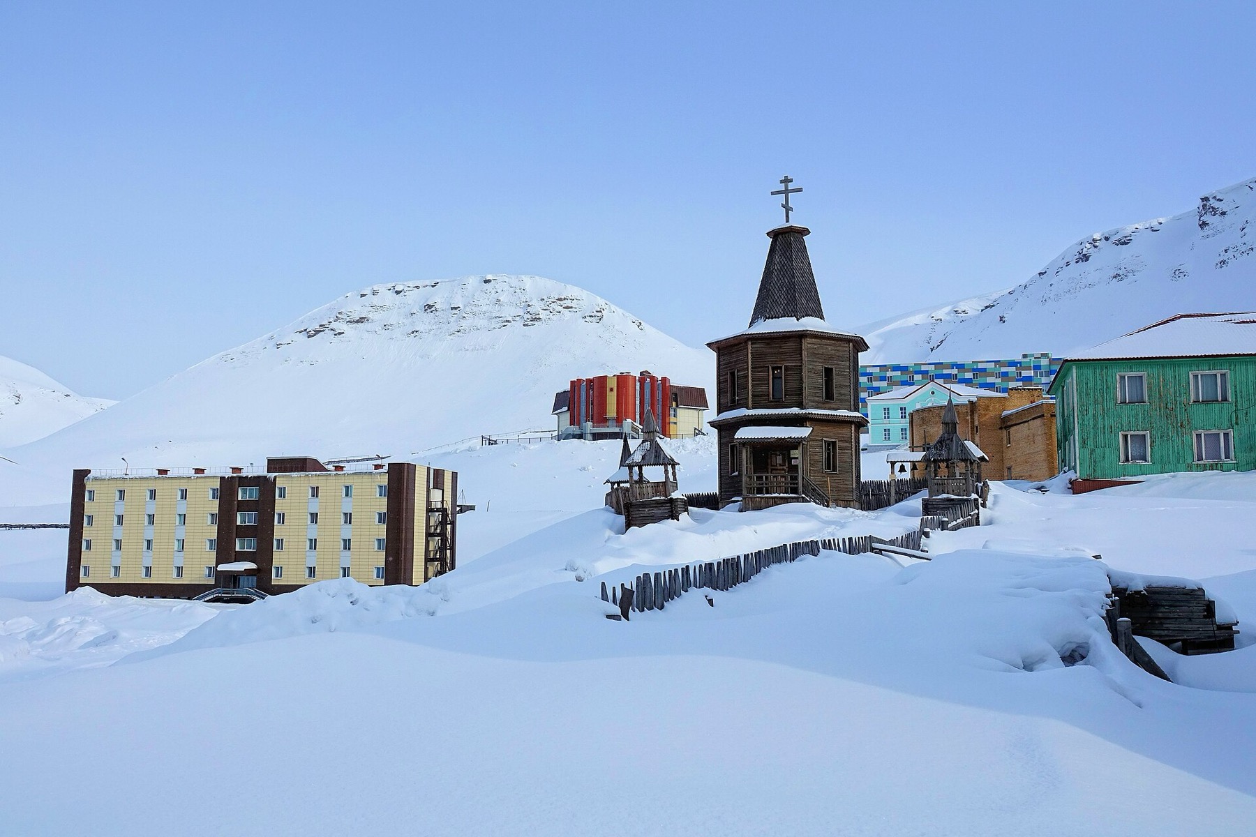 Pyramiden a Barentsburg: sovětská města duchů na Špicberkách 10 Ulice Barentsburgu se sovětskou architekturou