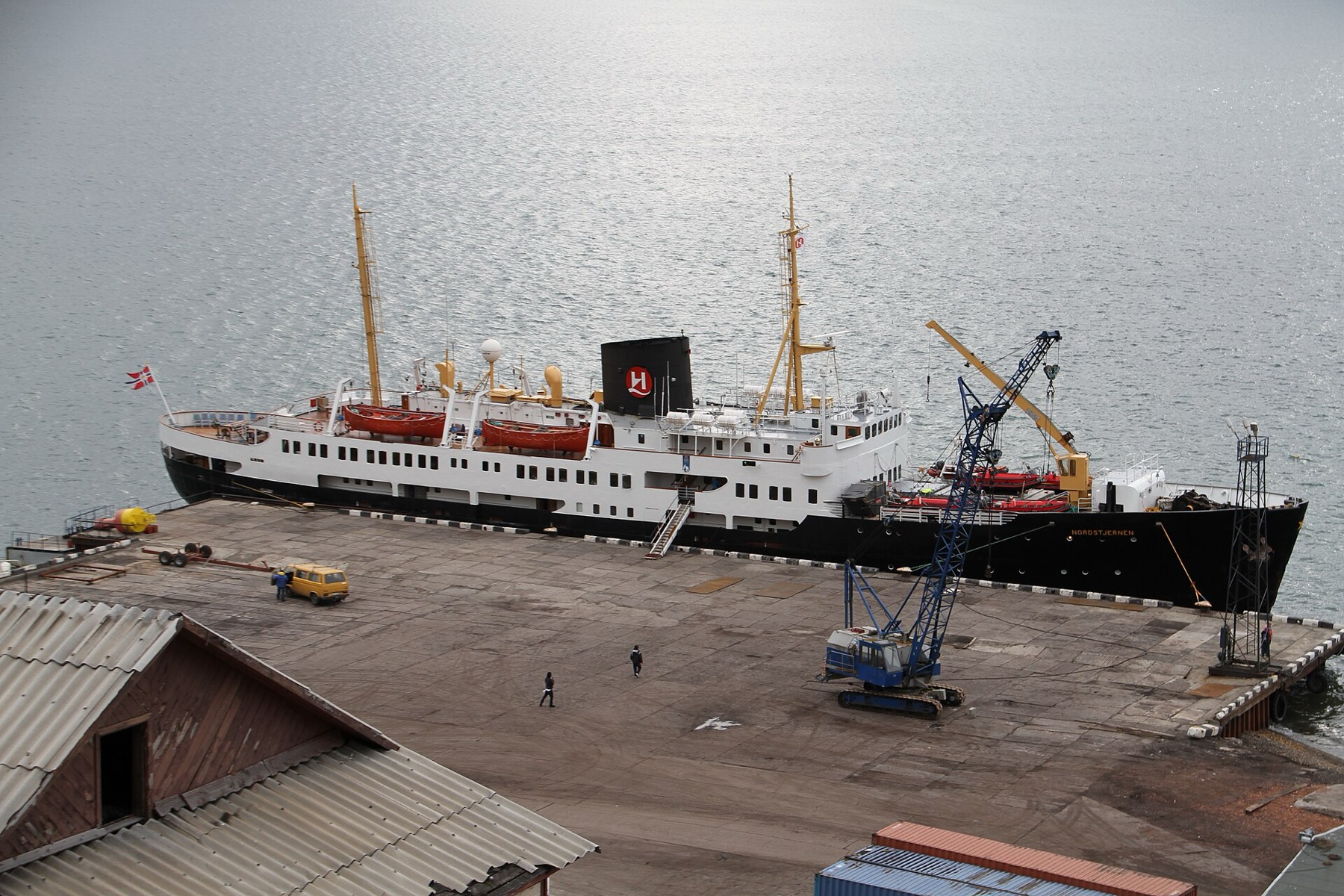Pyramiden a Barentsburg: sovětská města duchů na Špicberkách 12 Lodí do Barentsburgu: přístav pod městem
