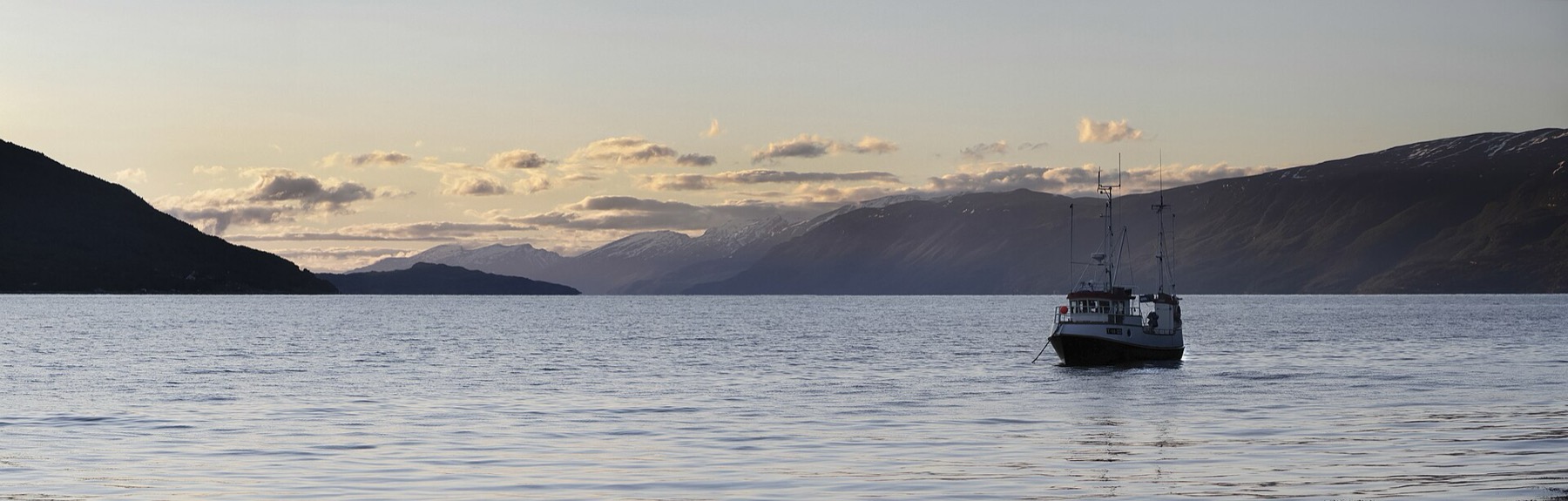 Rybářská loď v norském fjordu