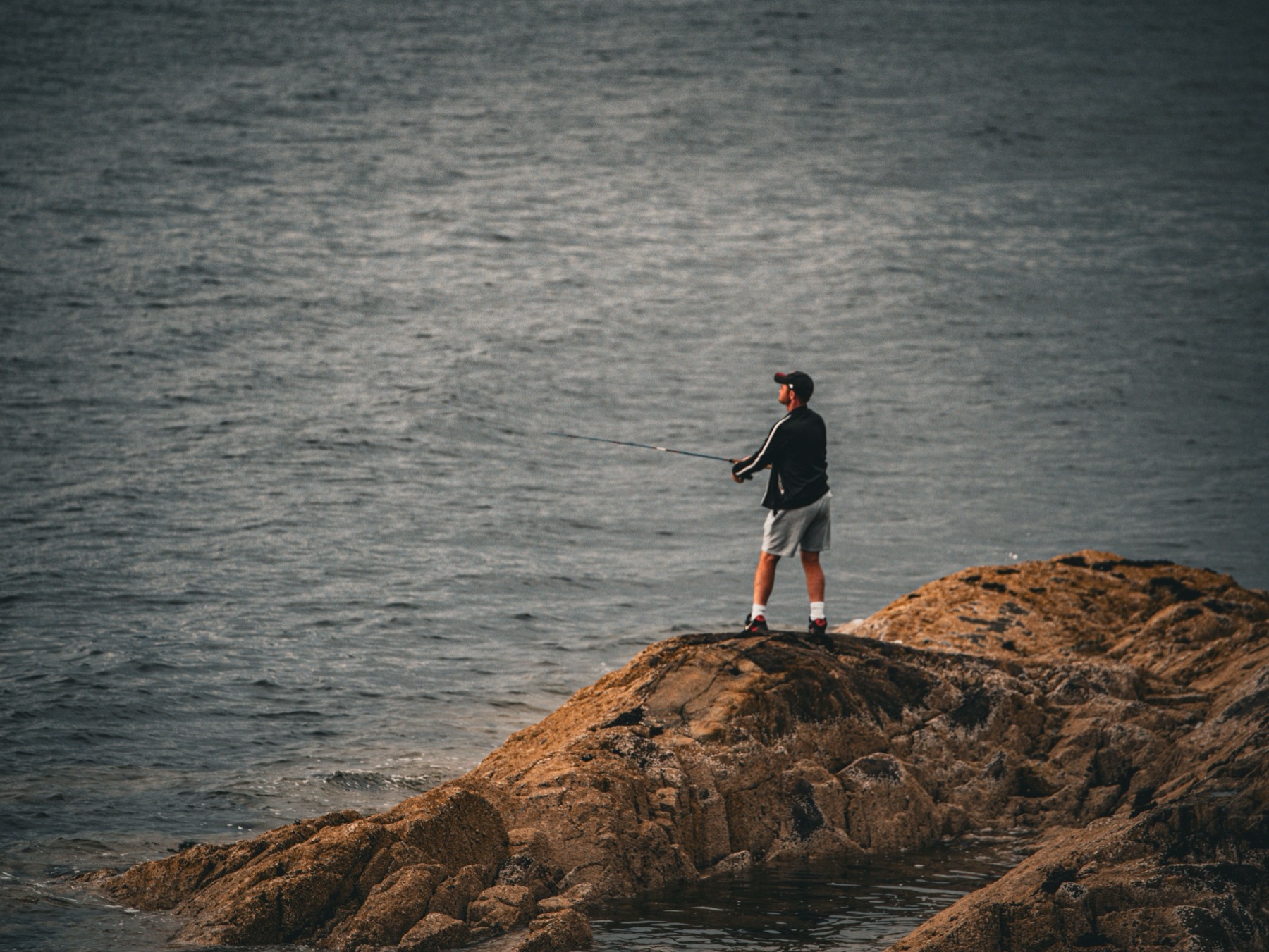 Fishing in Norway: Rules, Export Quotas and Licenses in 2026 3 Fishing from shore with a rod without a license